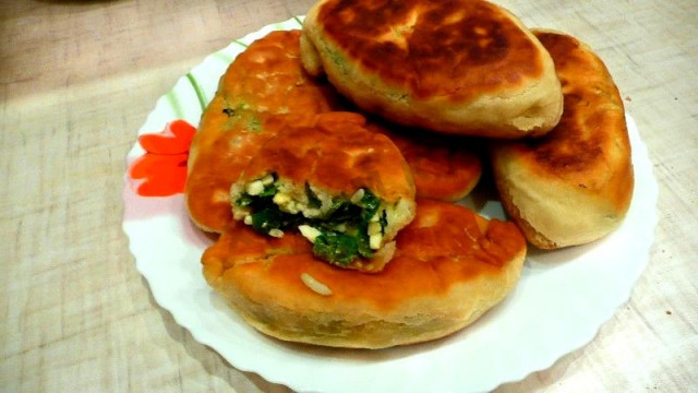 смажені пиріжки з рисом, яйцем і зеленою цибулею