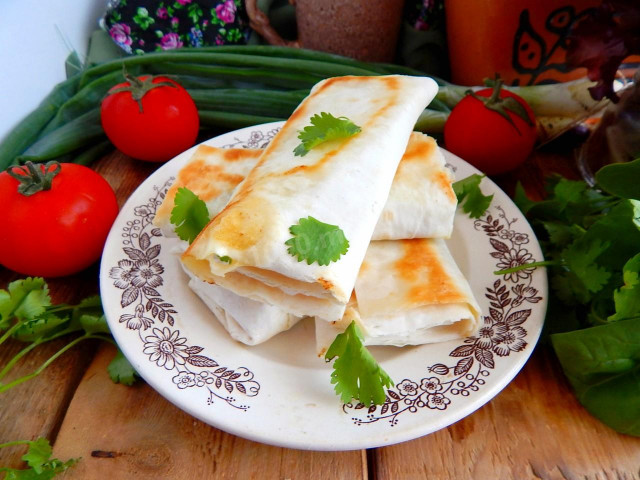 Лаваш на сковороді з сиром