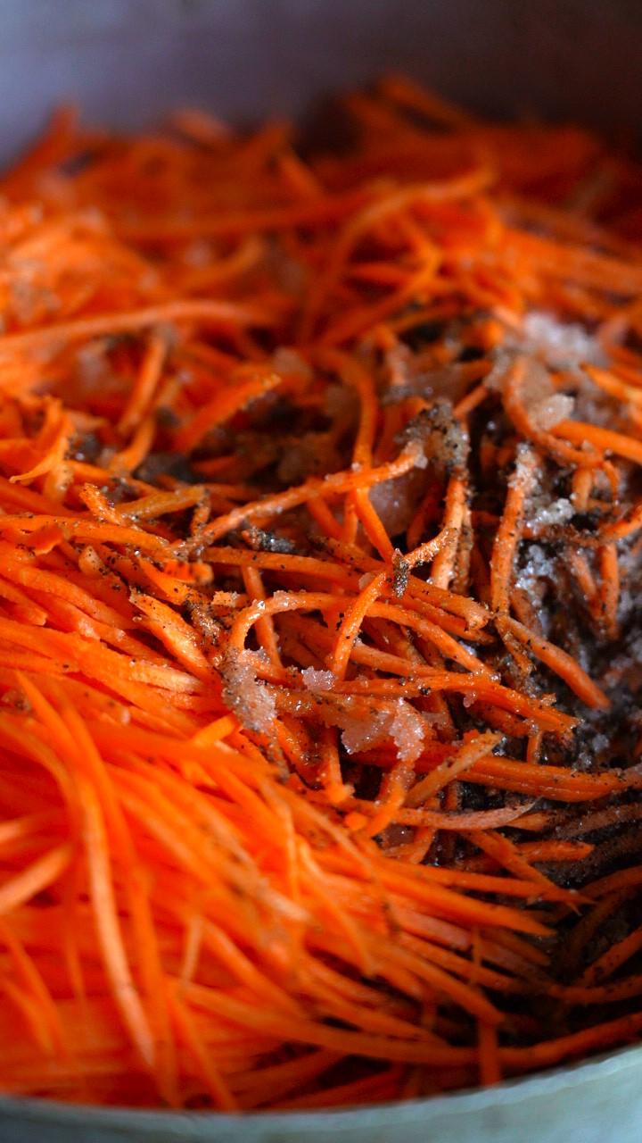 Морква по-корейські з грибами