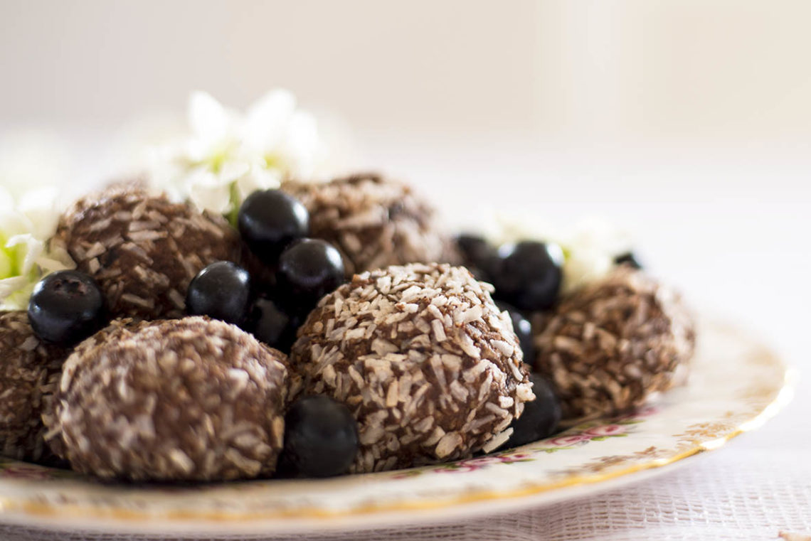creamy blueberry, cacao and coconut energy balls