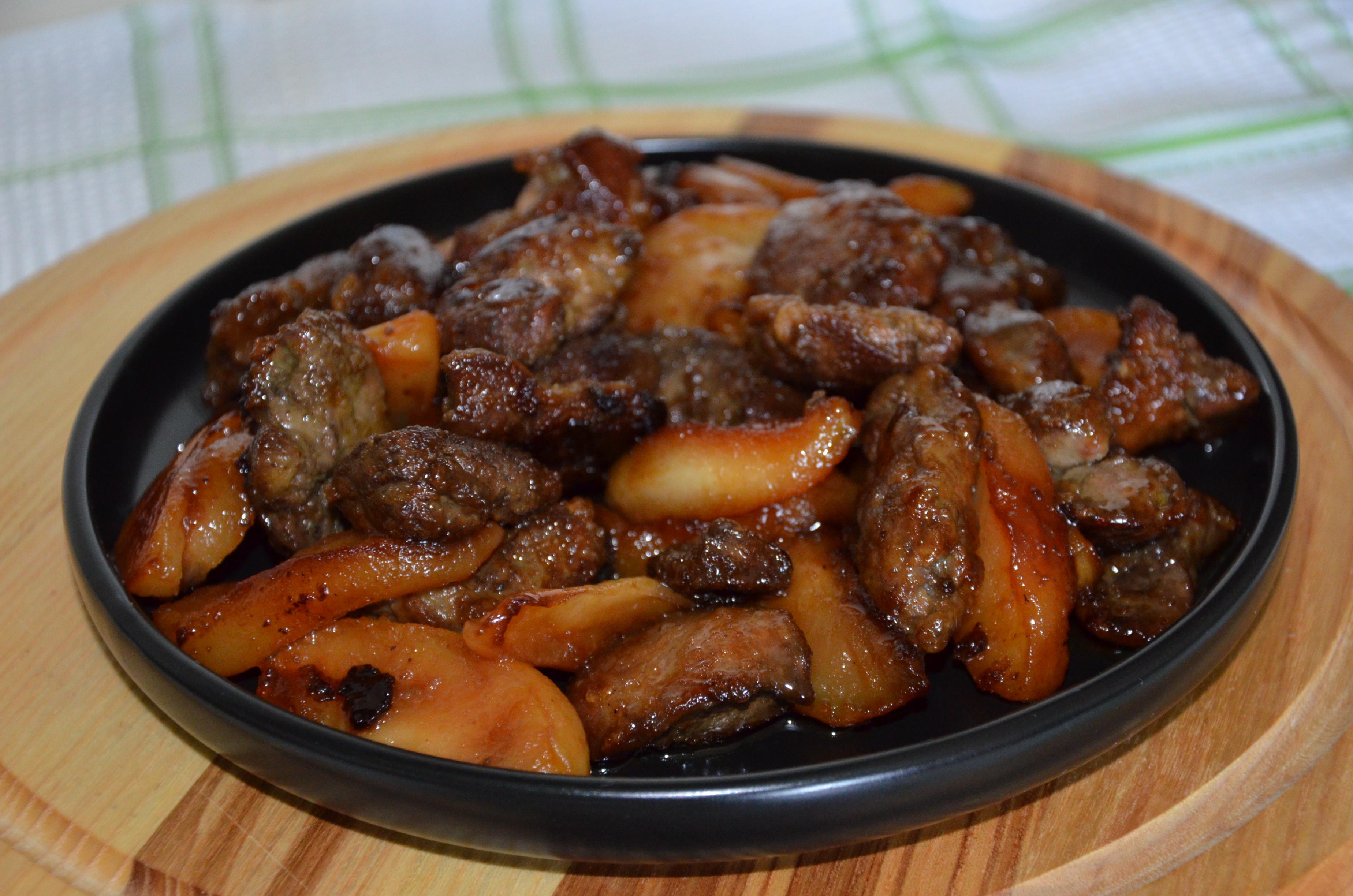Куряча печінка з яблуками