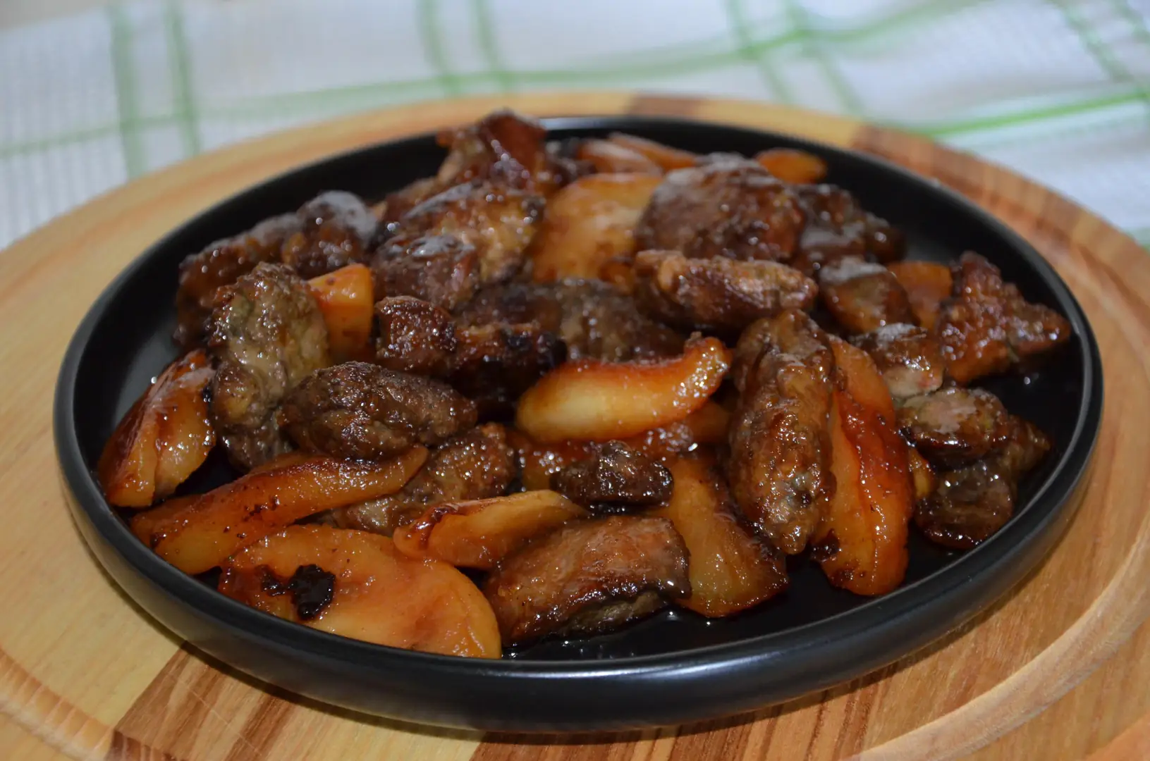 Куряча печінка з яблуками