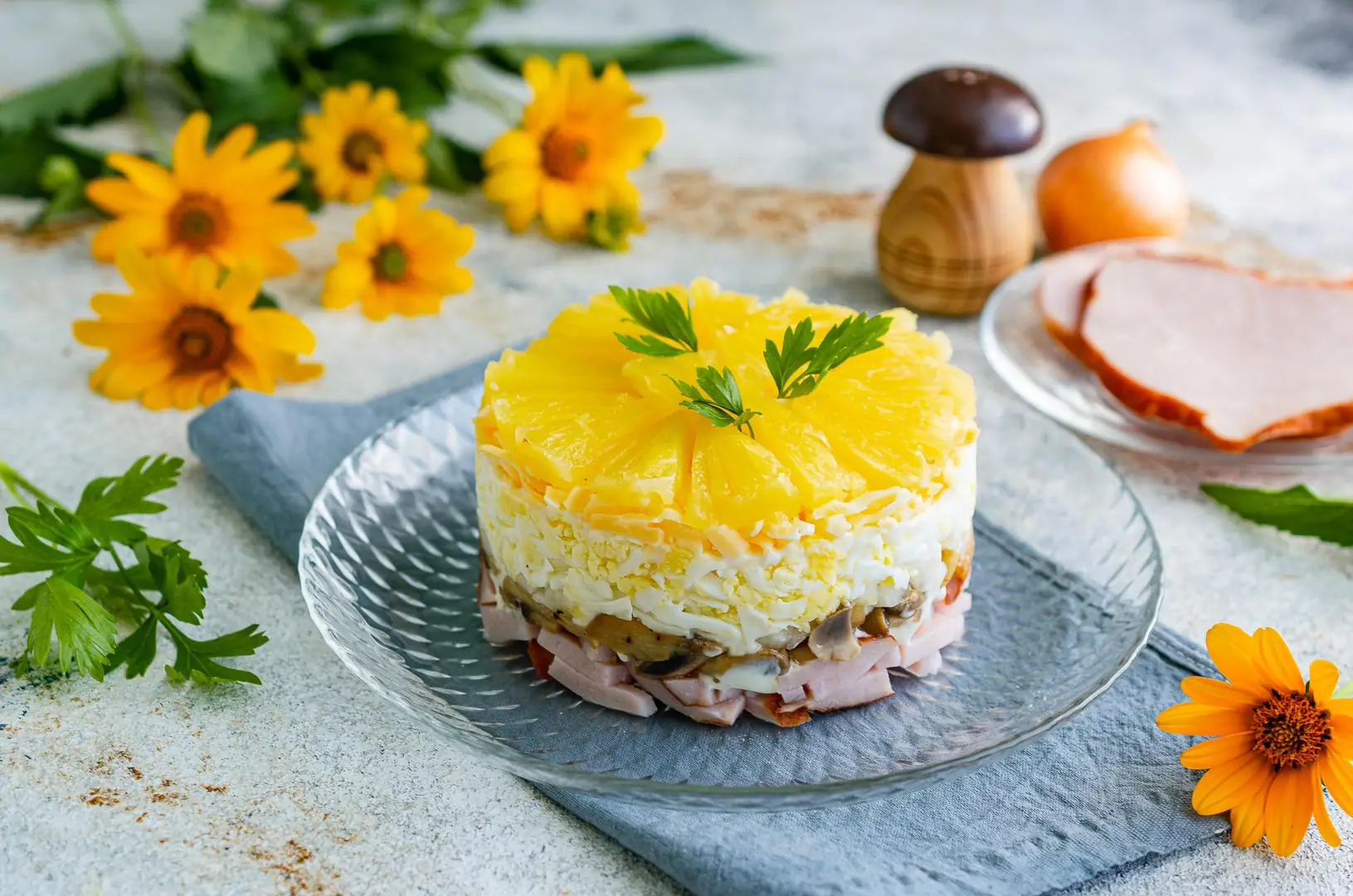 Салат з шинкою, грибами та ананасами