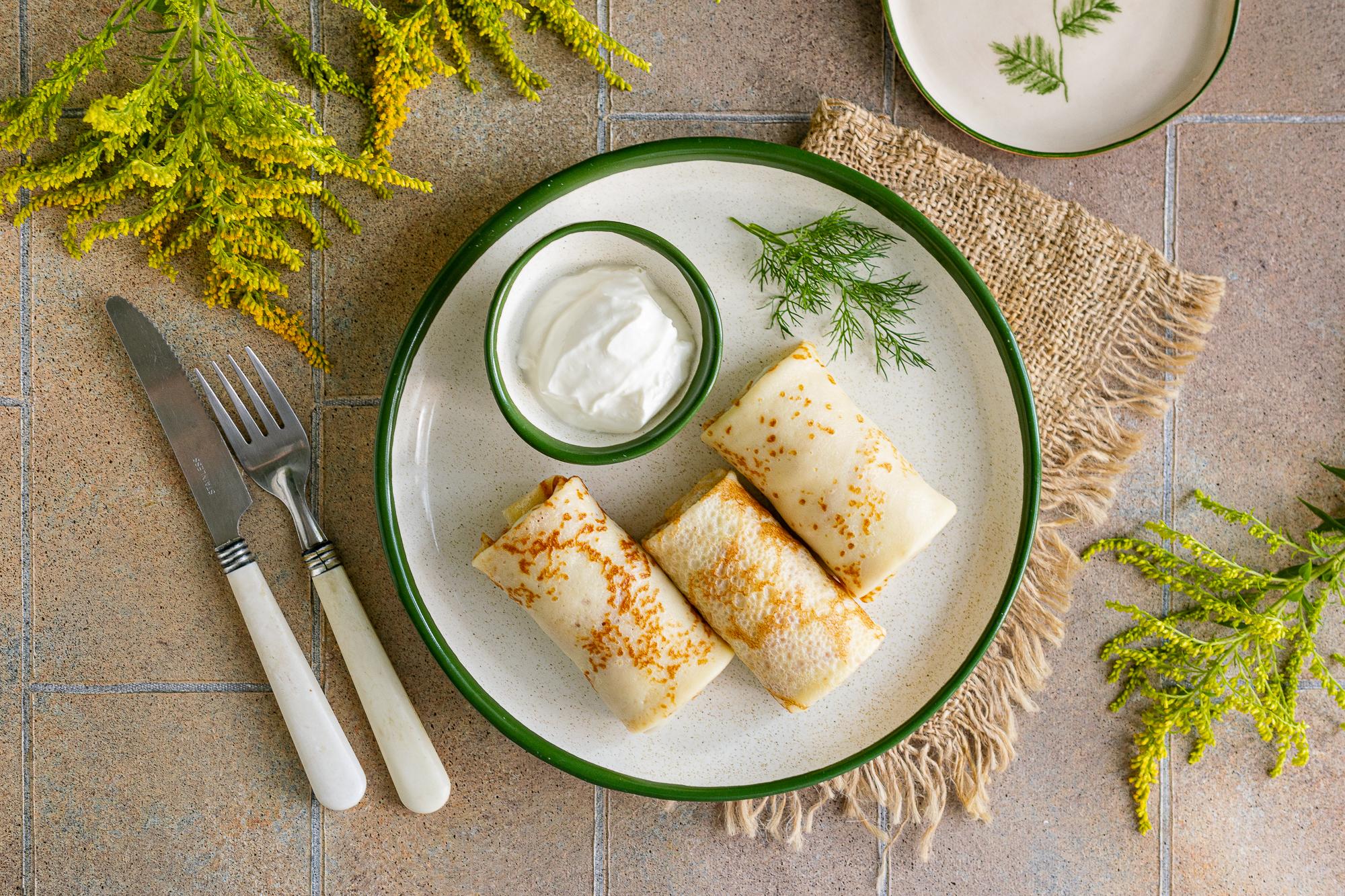 Млинці на молоці та воді з куркою, баклажанами та сиром
