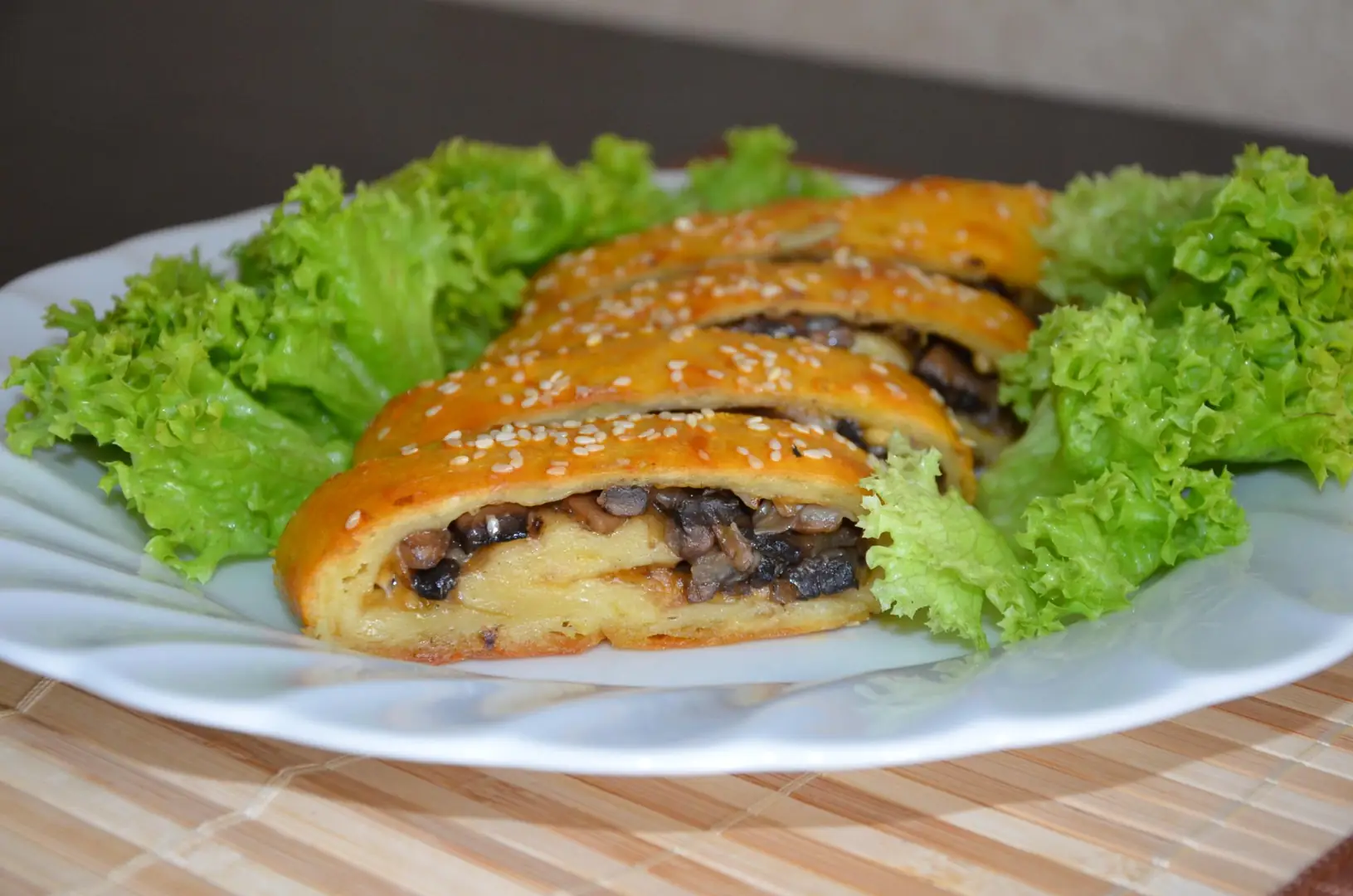 Картопляний рулет з грибами