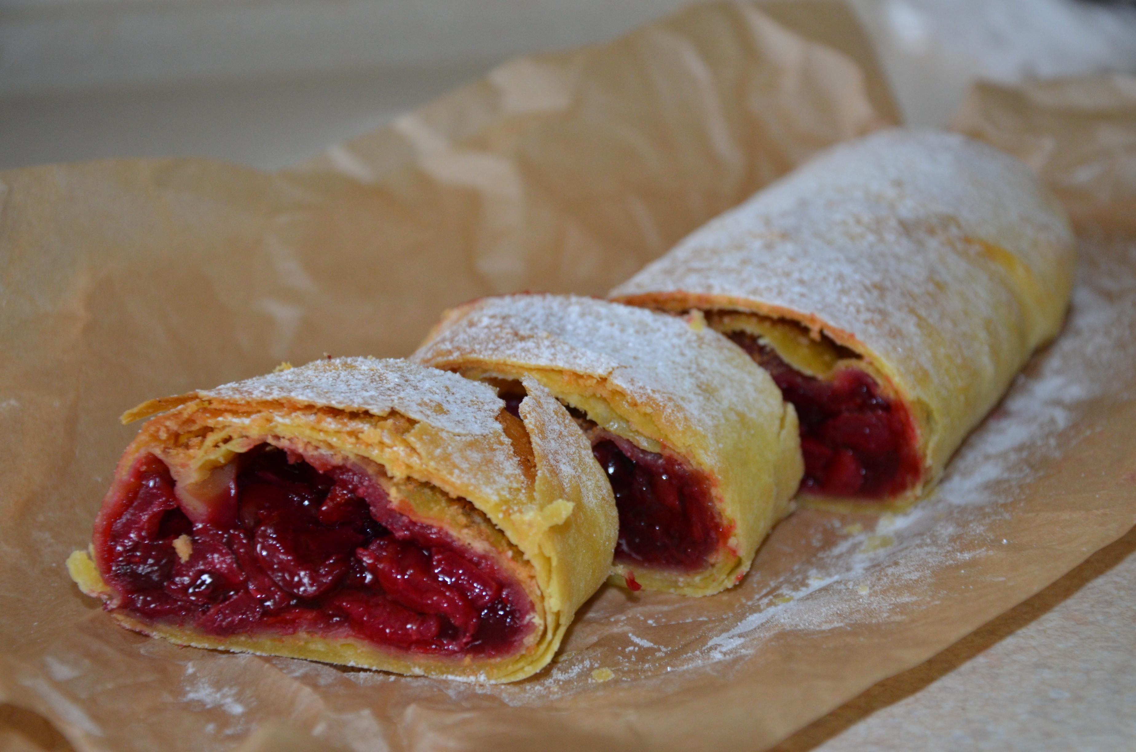 Штрудель з вишнями