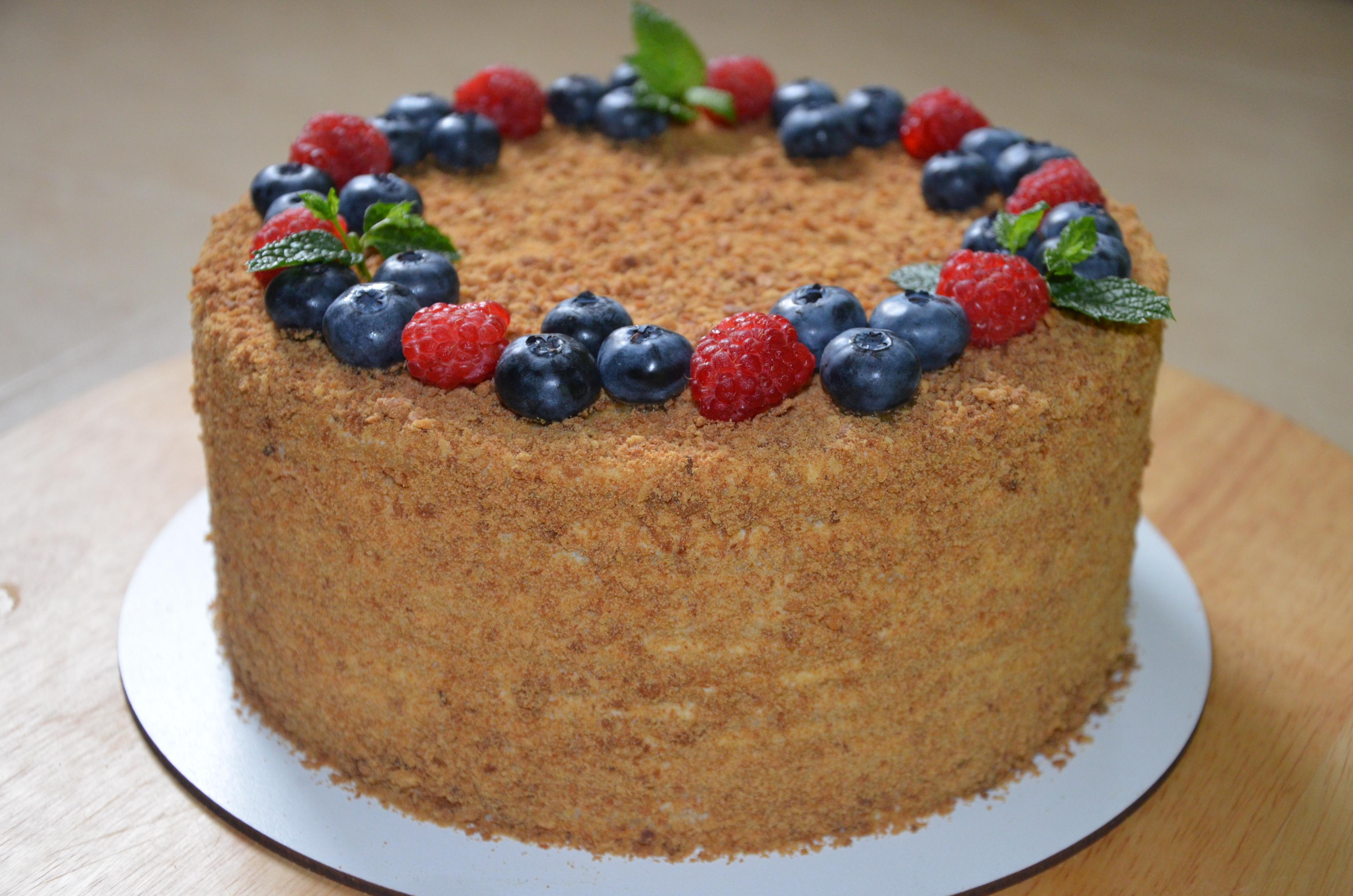 Медівник з малиновим конфітюром