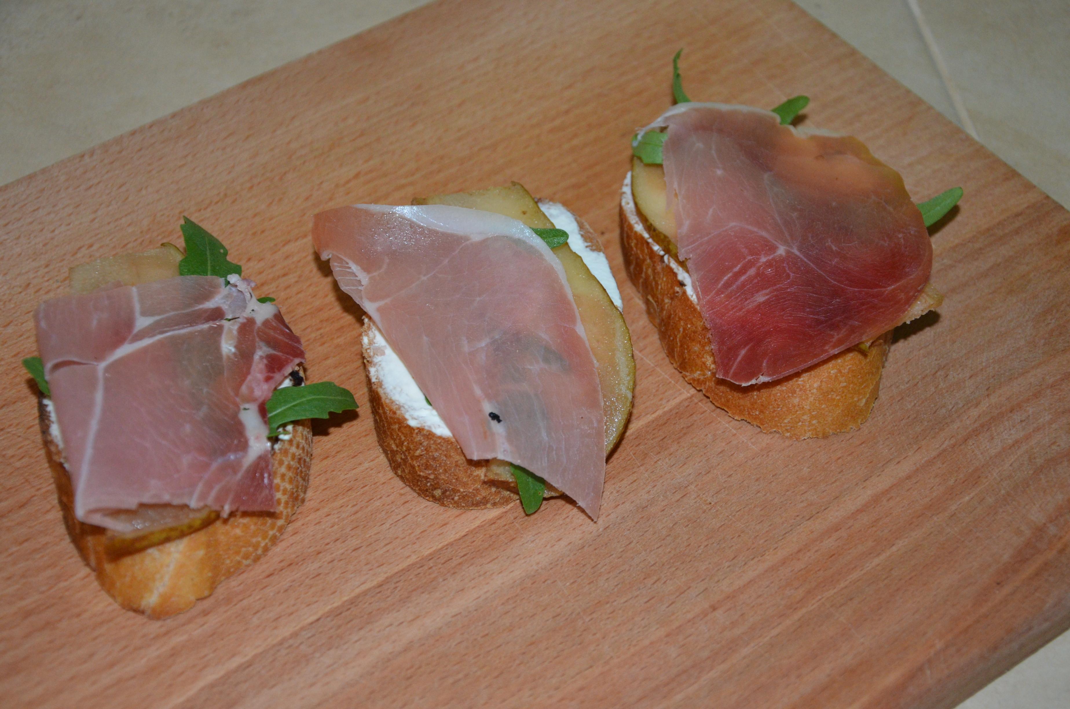 Брускети з карамелізованою грушею та хамоном