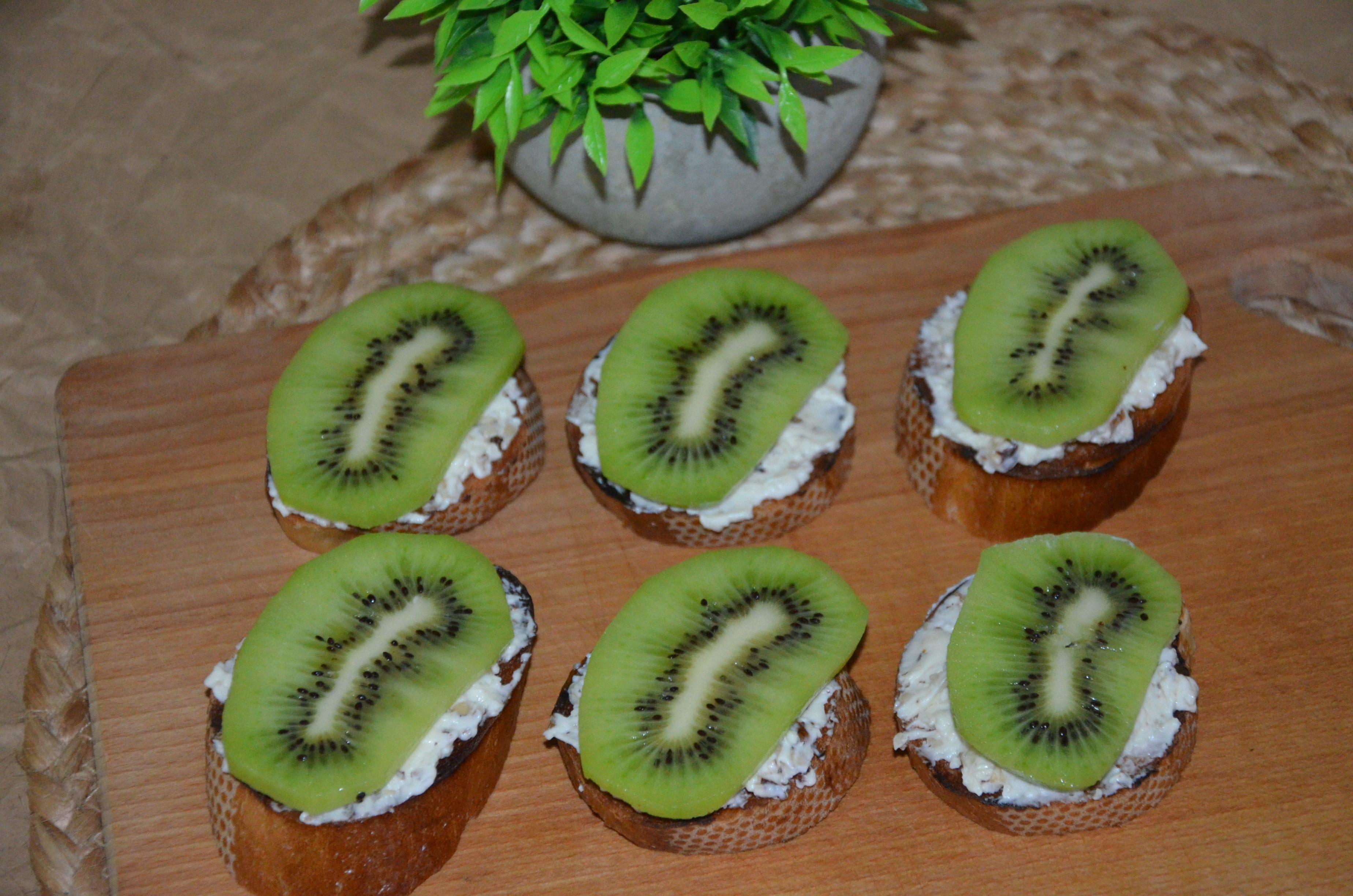 Брускети з ківі