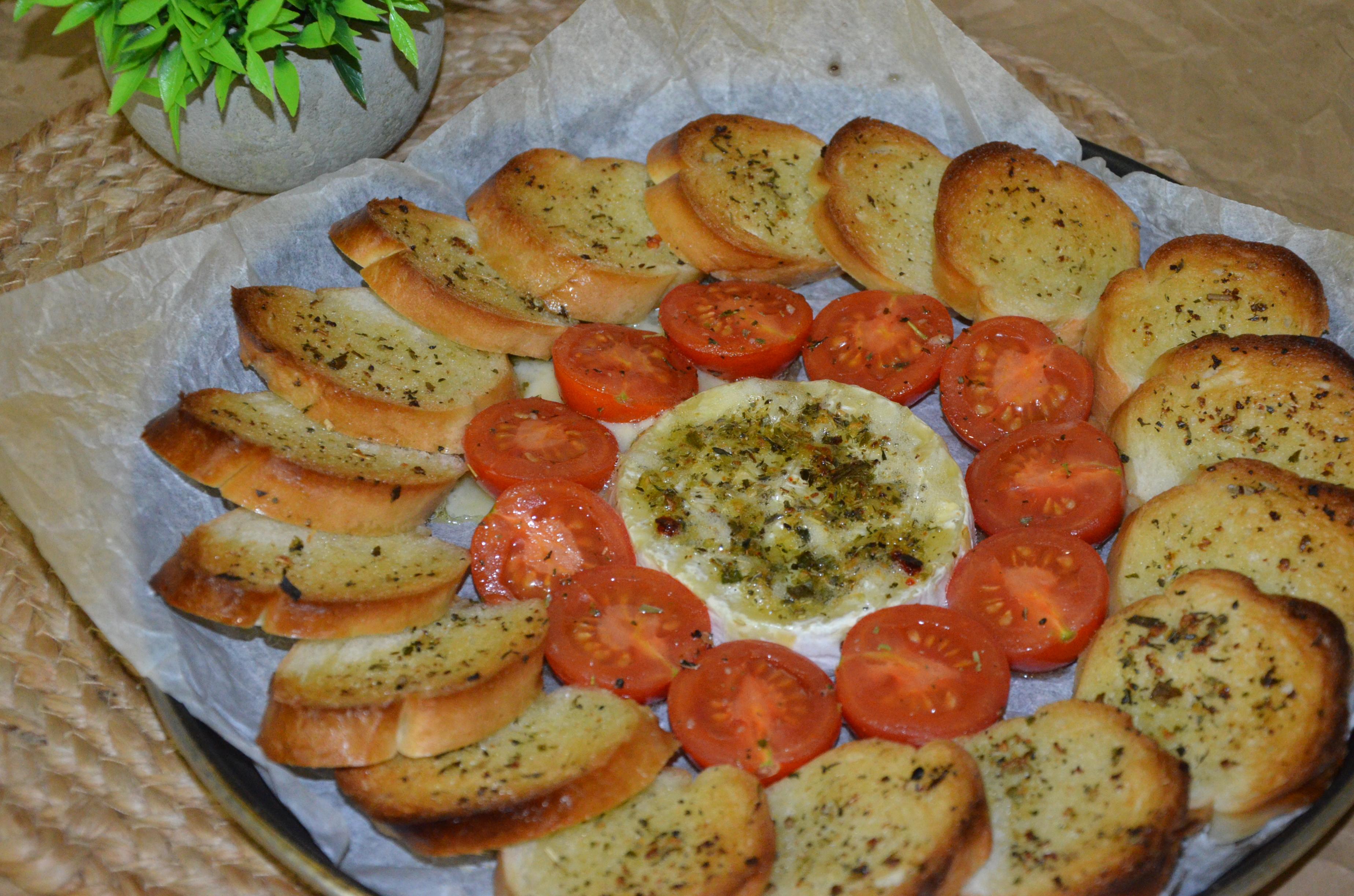 Камембер запечений з багетом і чері