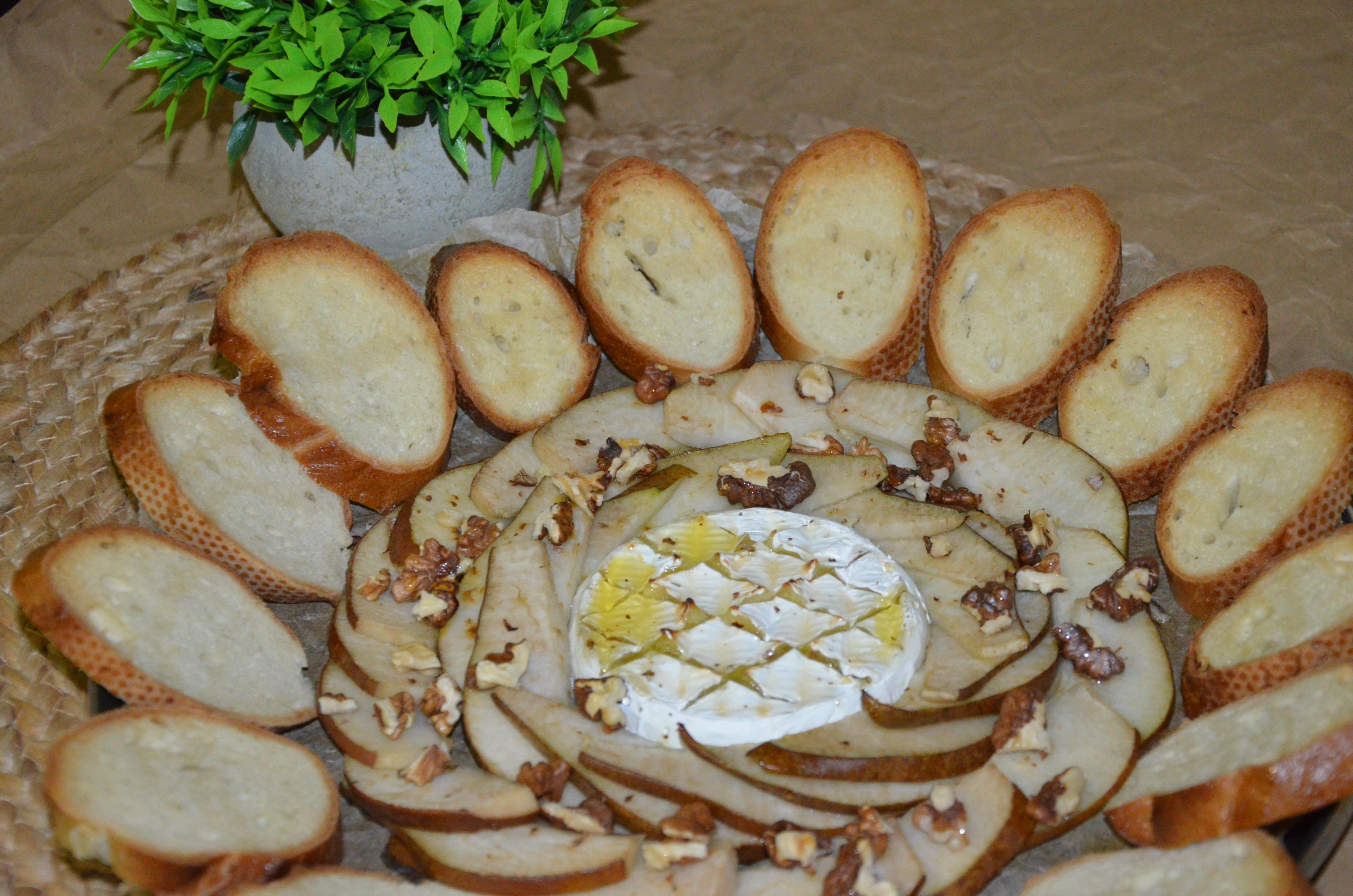 Камембер запечений згрушею і медом