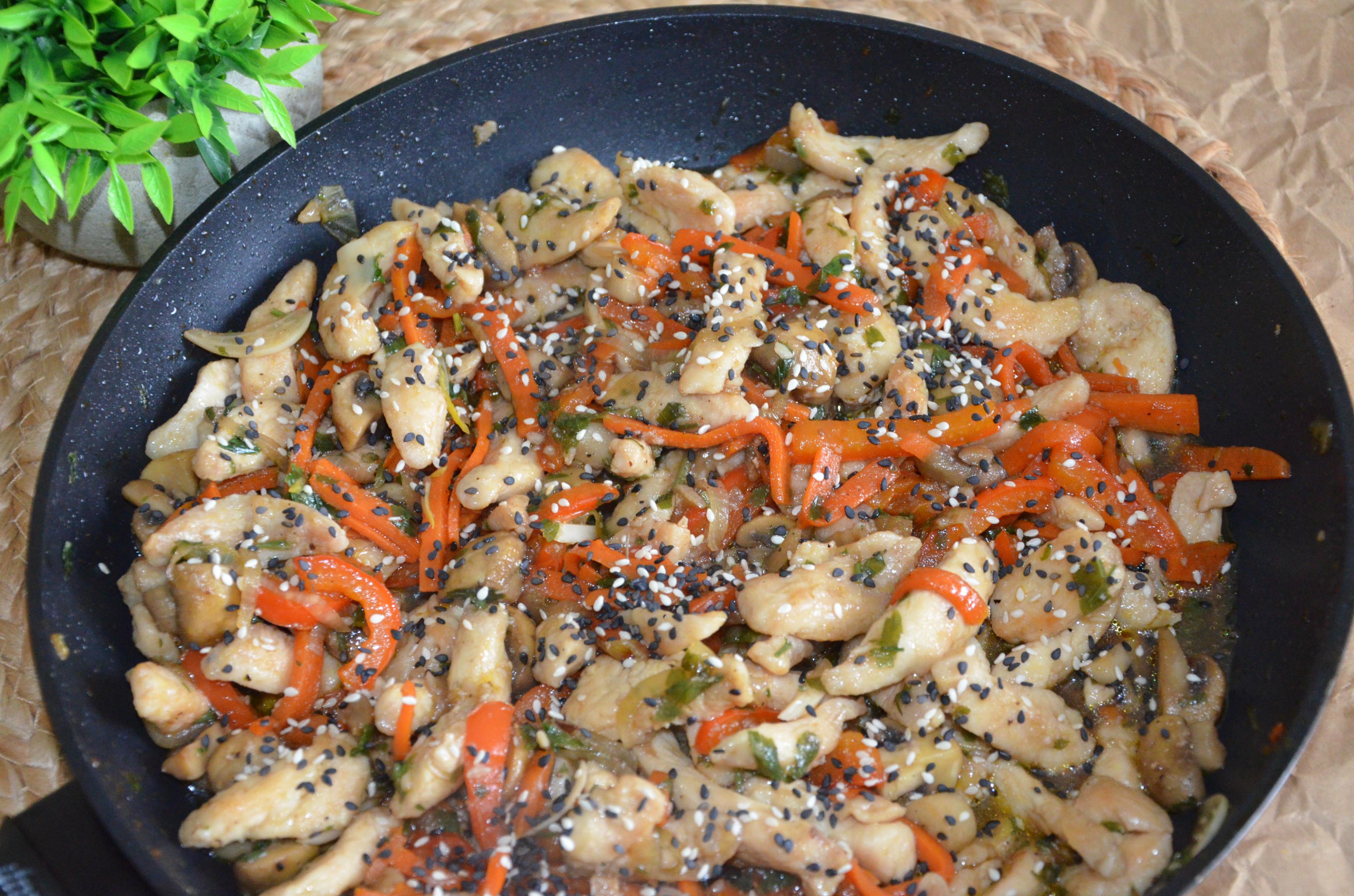 Куряче філе з овочами