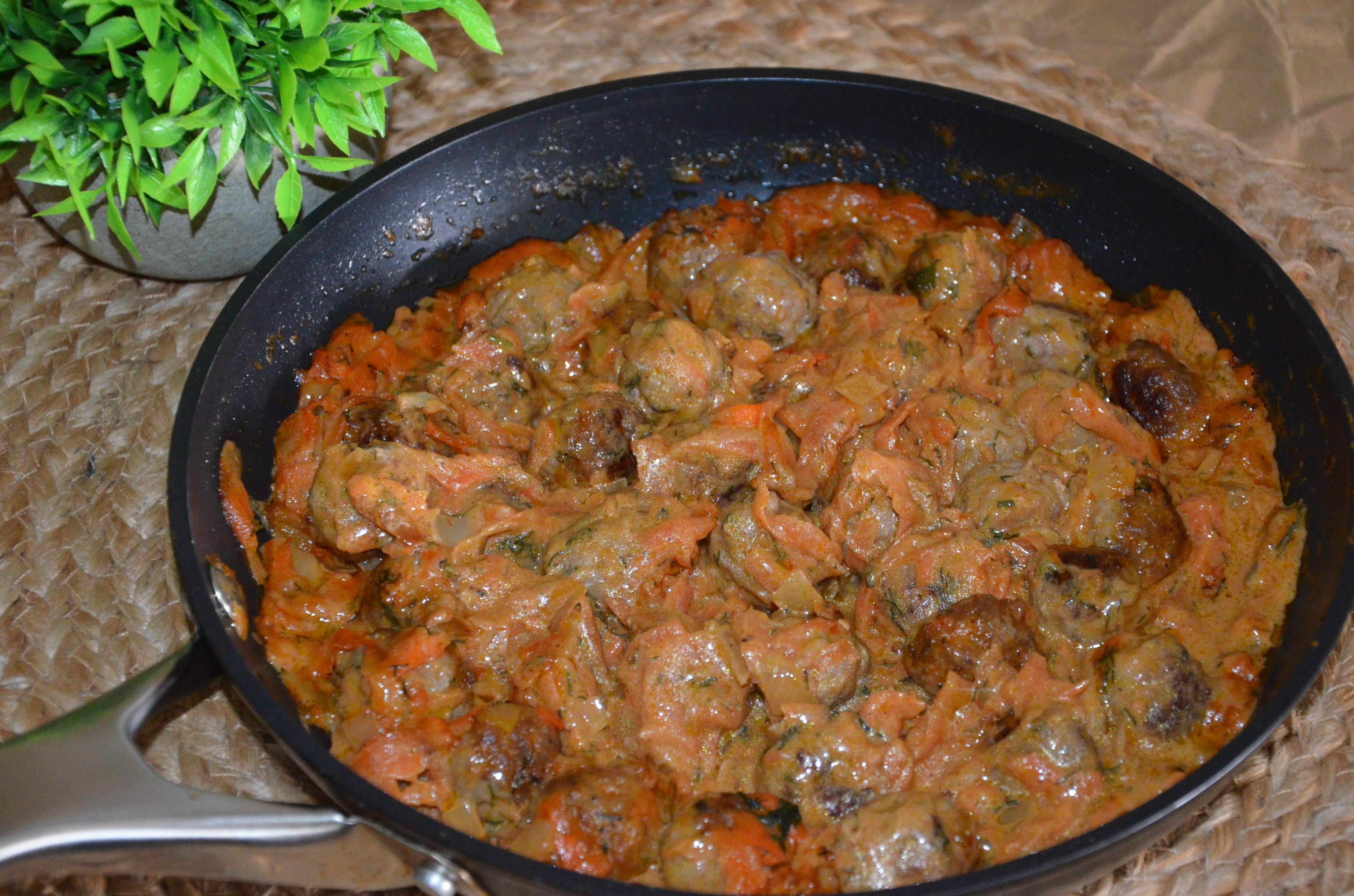 Тефтелі у вершково-томатному соусі