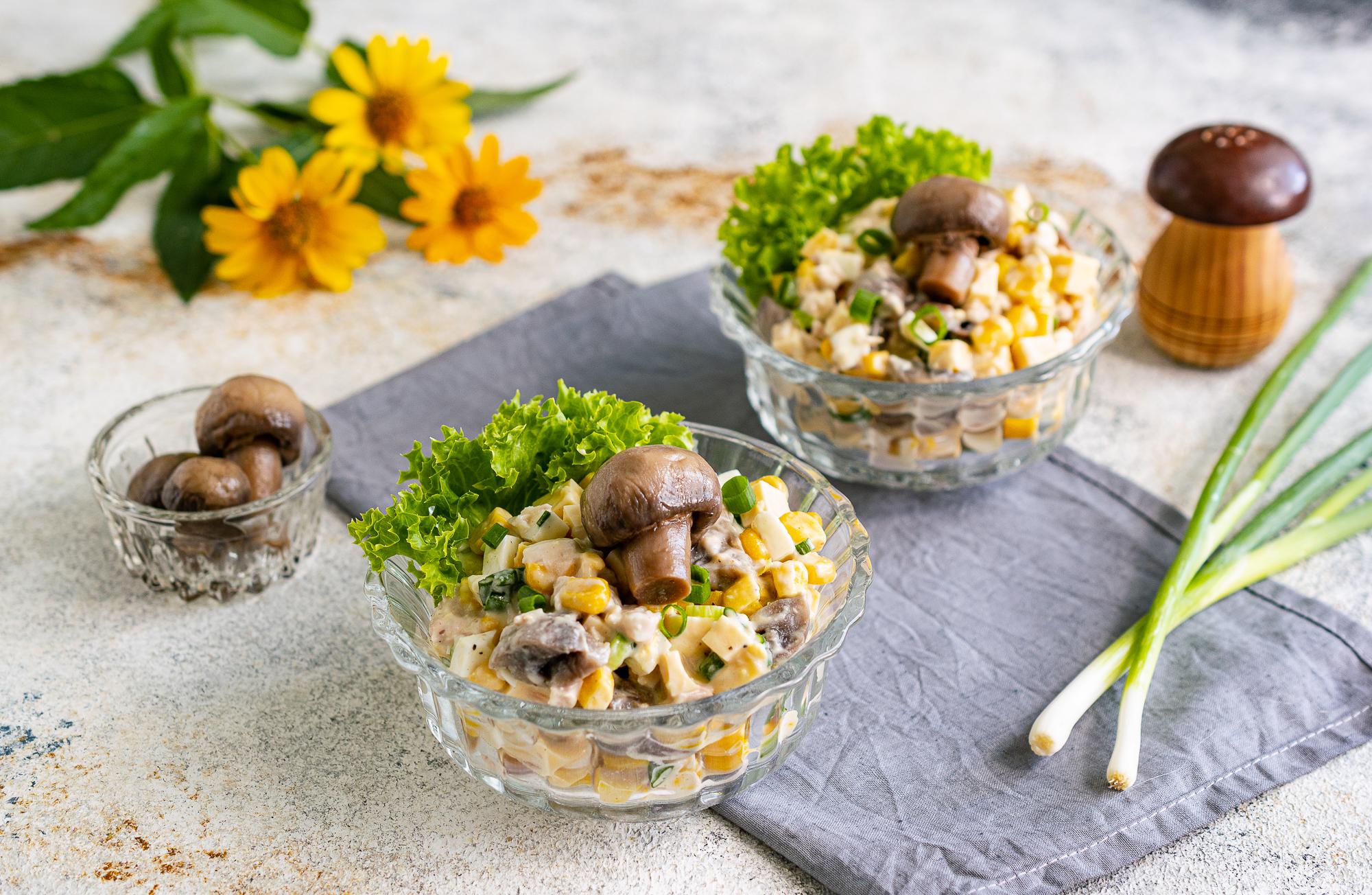 Салат з курячим філе, маринованими печерицями та кукурудзою