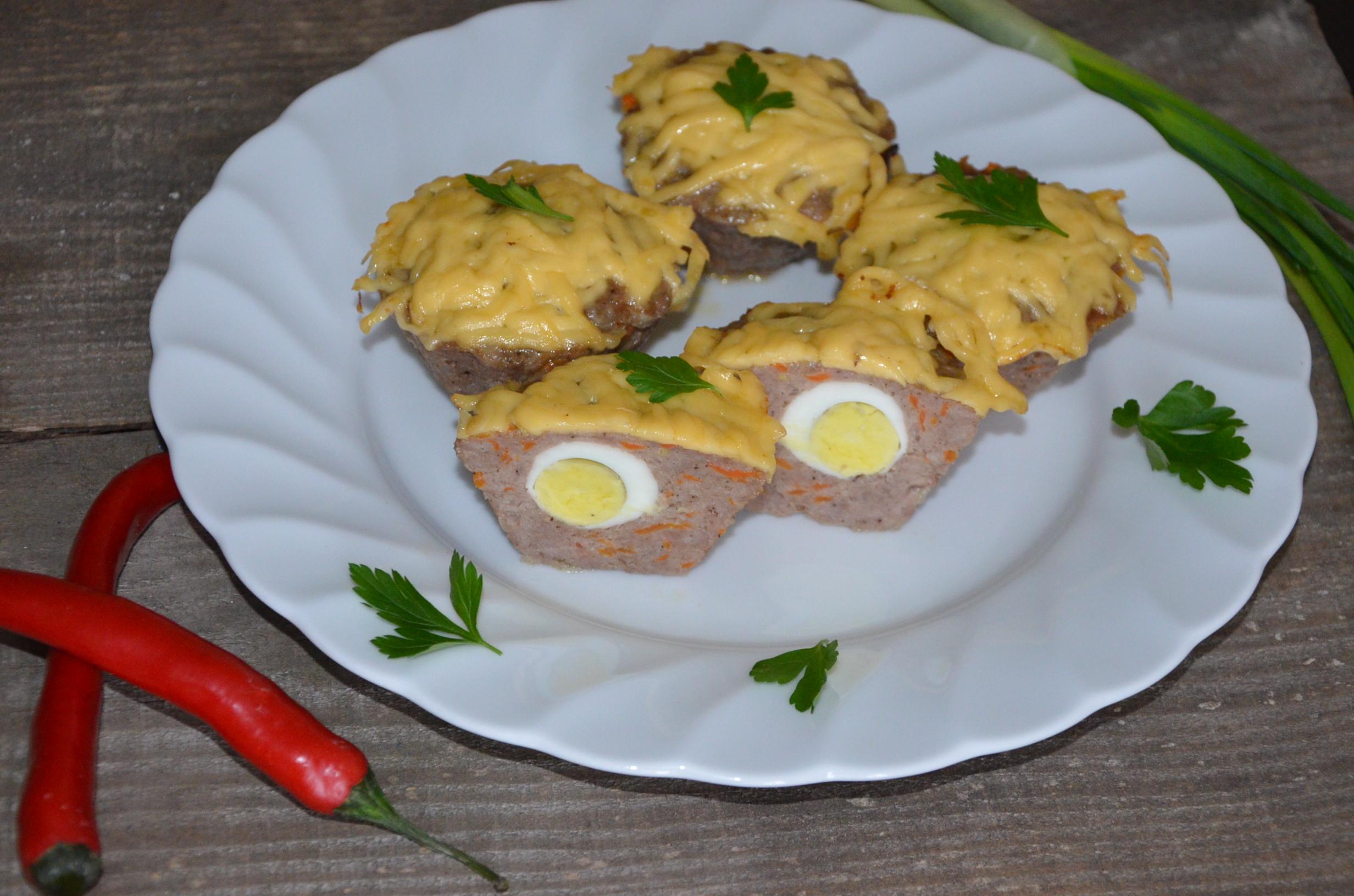 М'ясні кекси з перепелиними яйцями