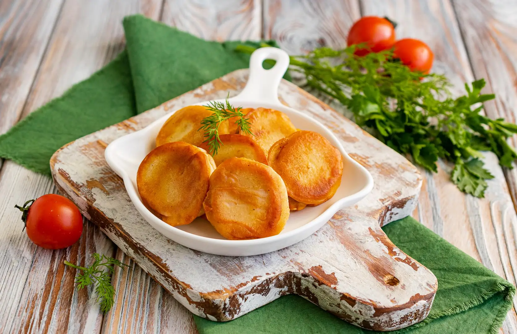 Сардельки у клярі на сковороді
