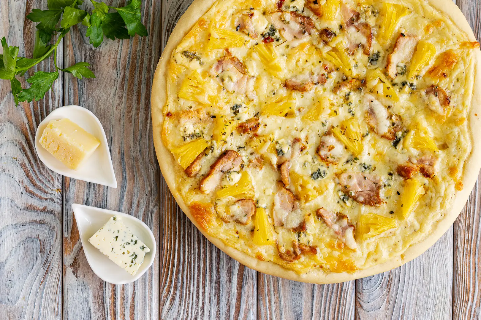 Піца з куркою, ананасом, моцарелою та блакитним сиром