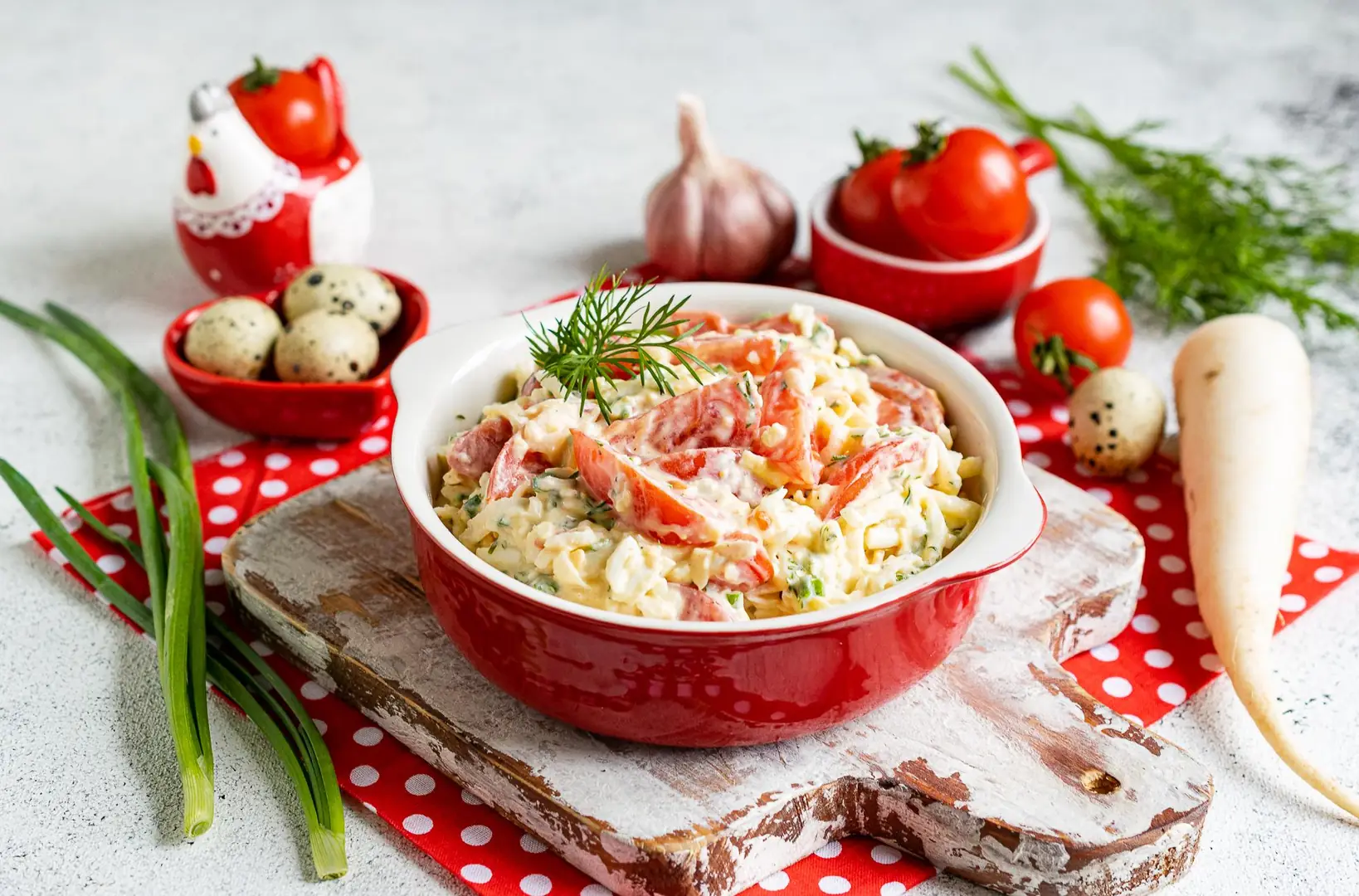 Салат з дайконом, яйцями та помідорами