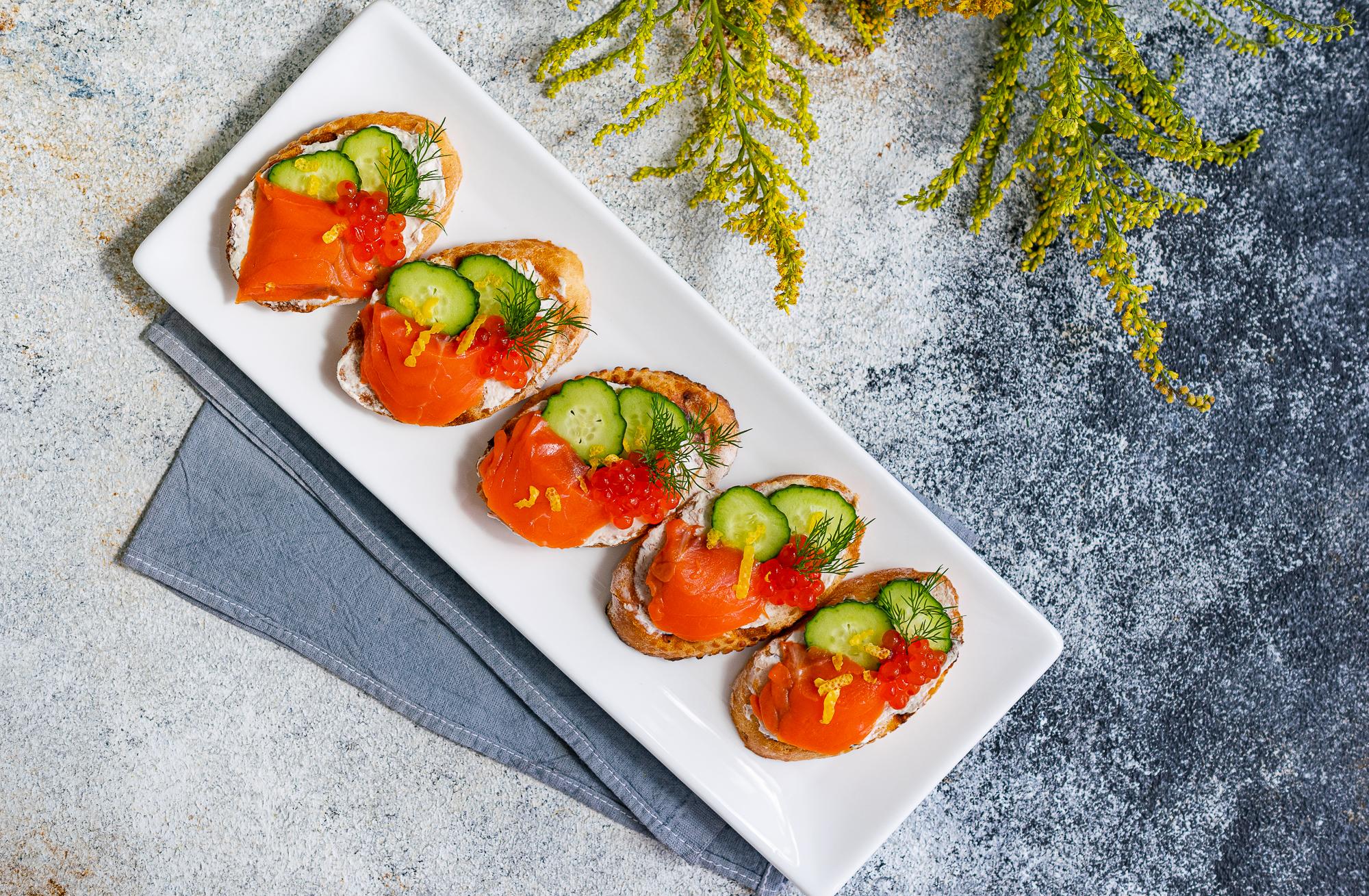 Брускетта з сьомгою, вершковим сиром та огірком