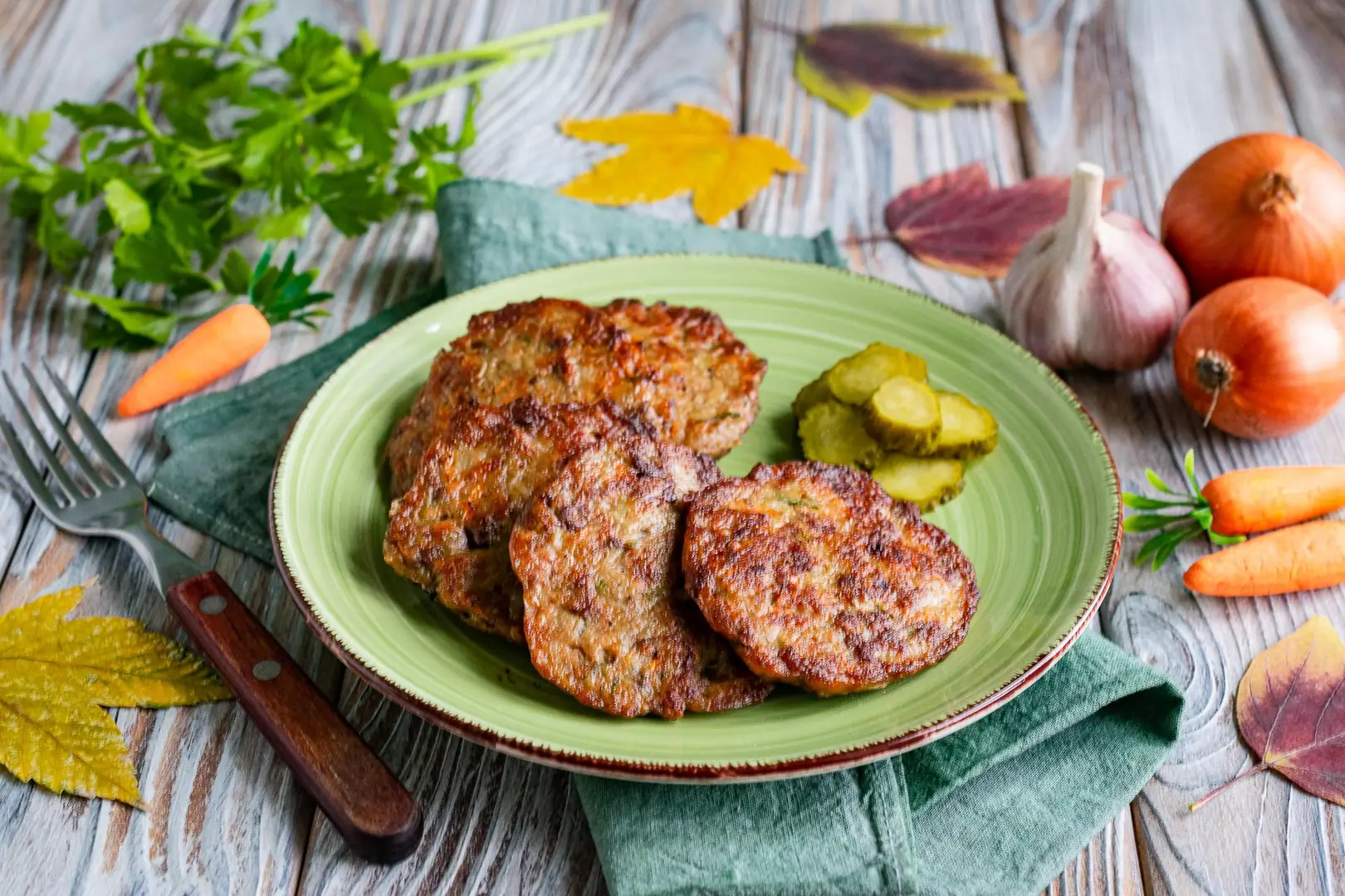 Рублені котлети з курячої печінки з овочами на сковороді