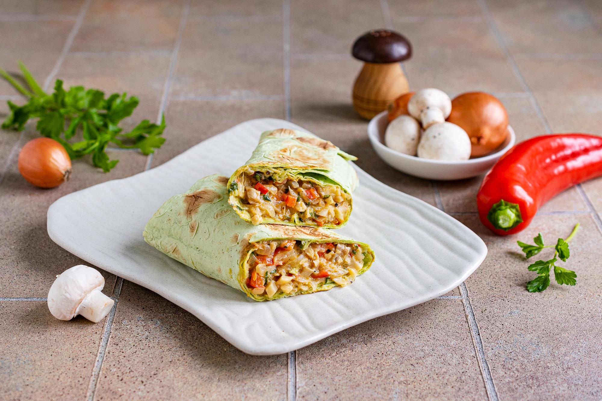 Пісний лаваш з хумусом, грибами та овочами