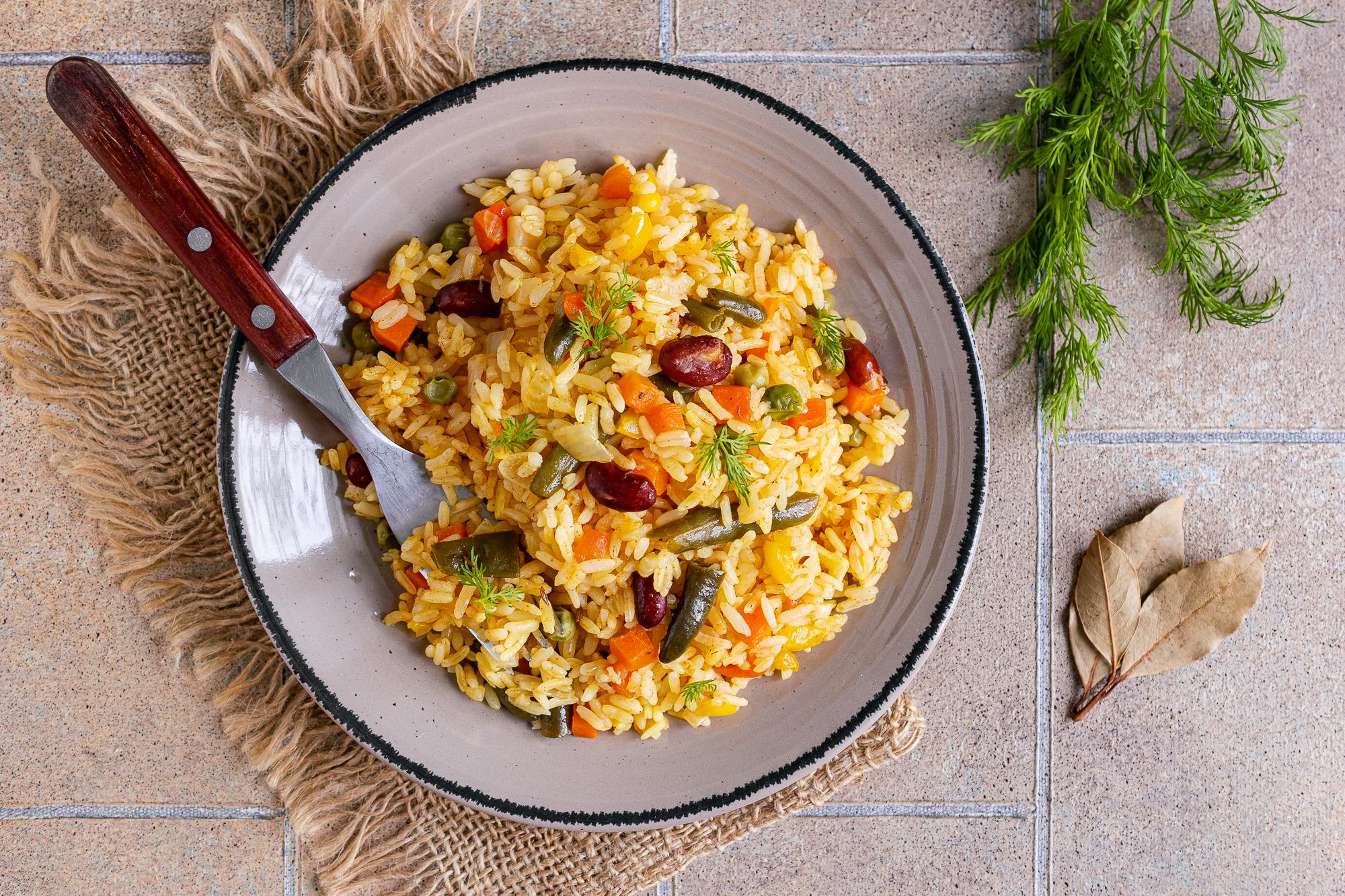 Пісний рис із овочами на сковороді