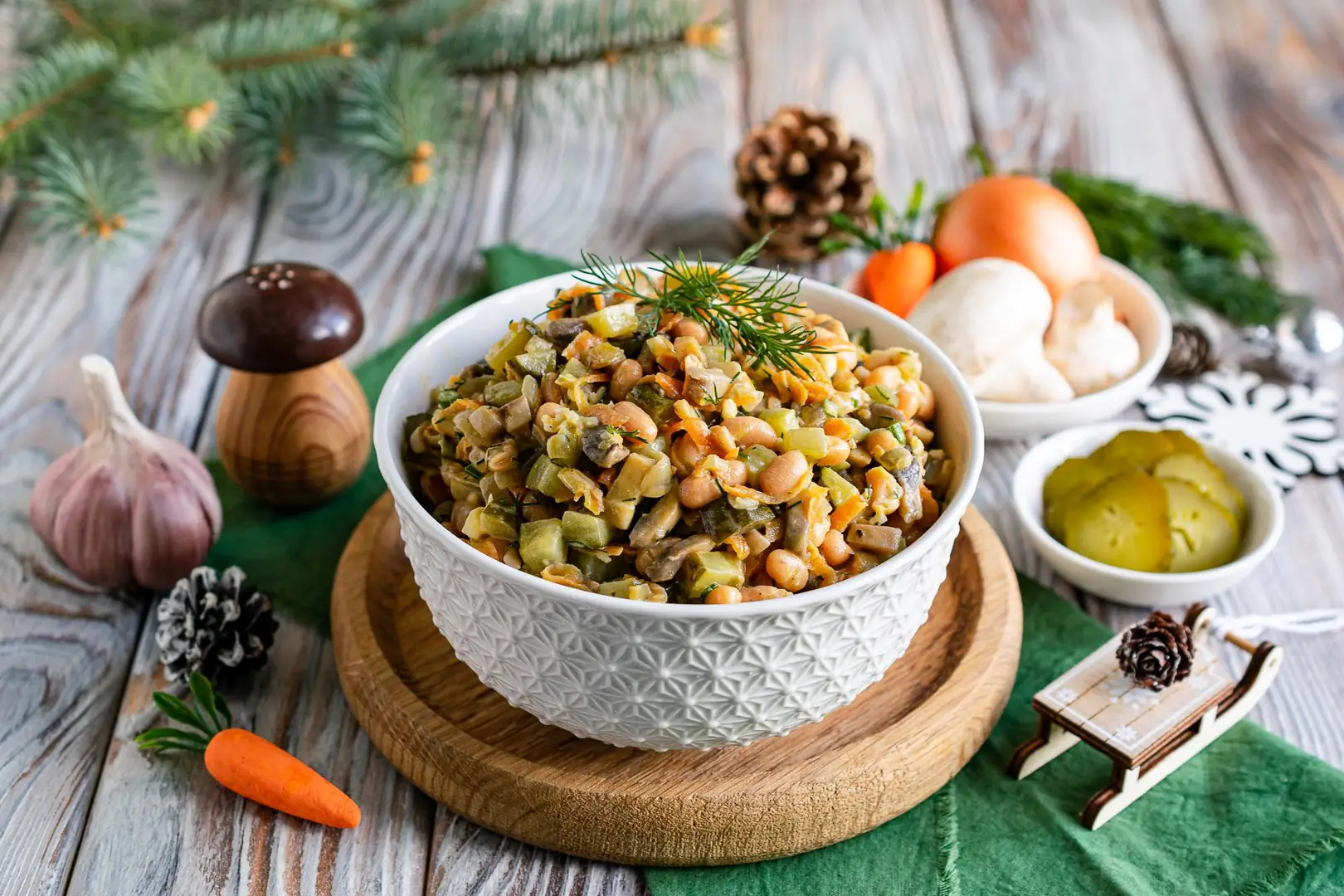 Пісний салат з квасолею, печерицями та маринованими огірками