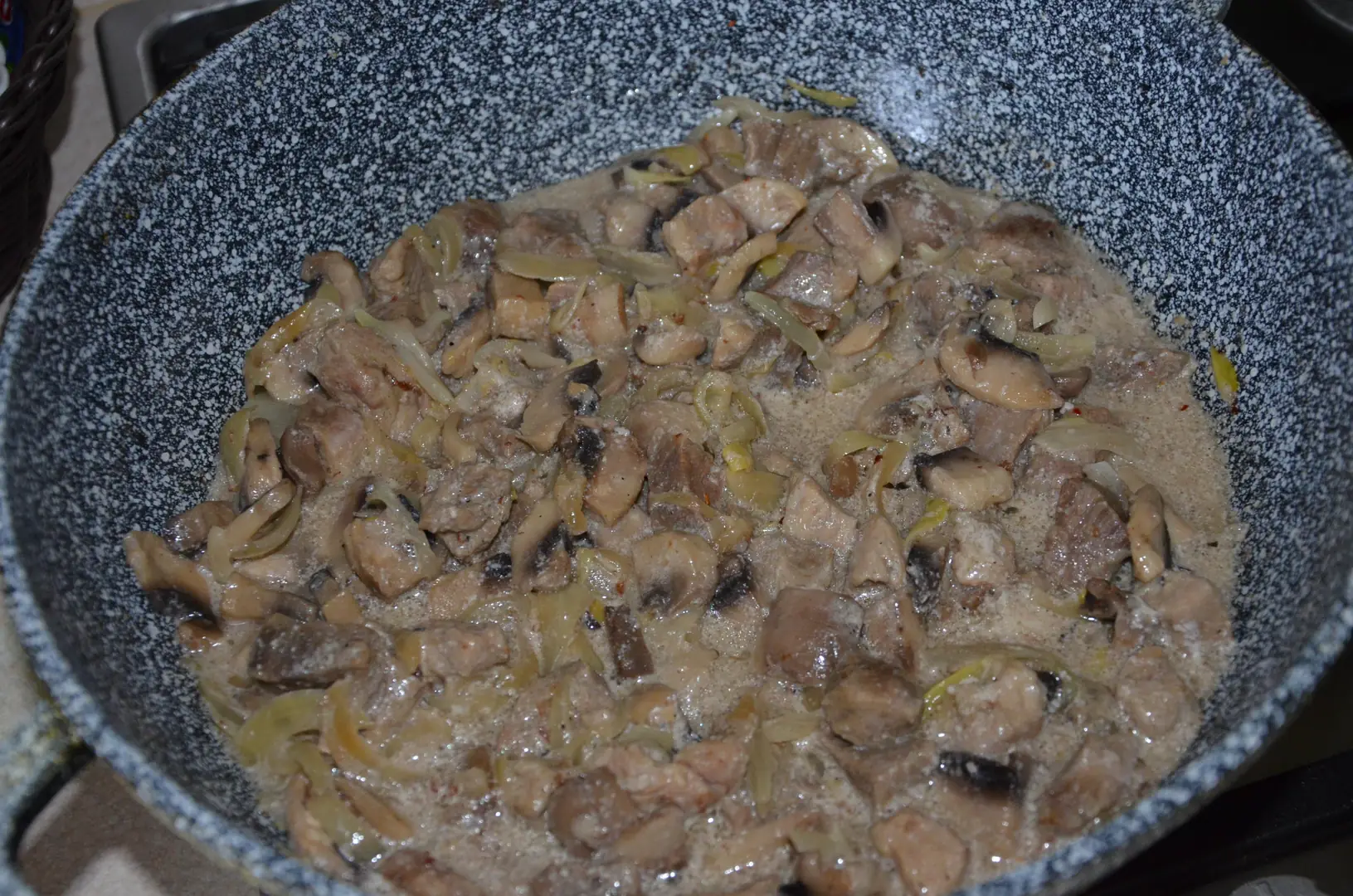 Підлива з печерицями і свининою