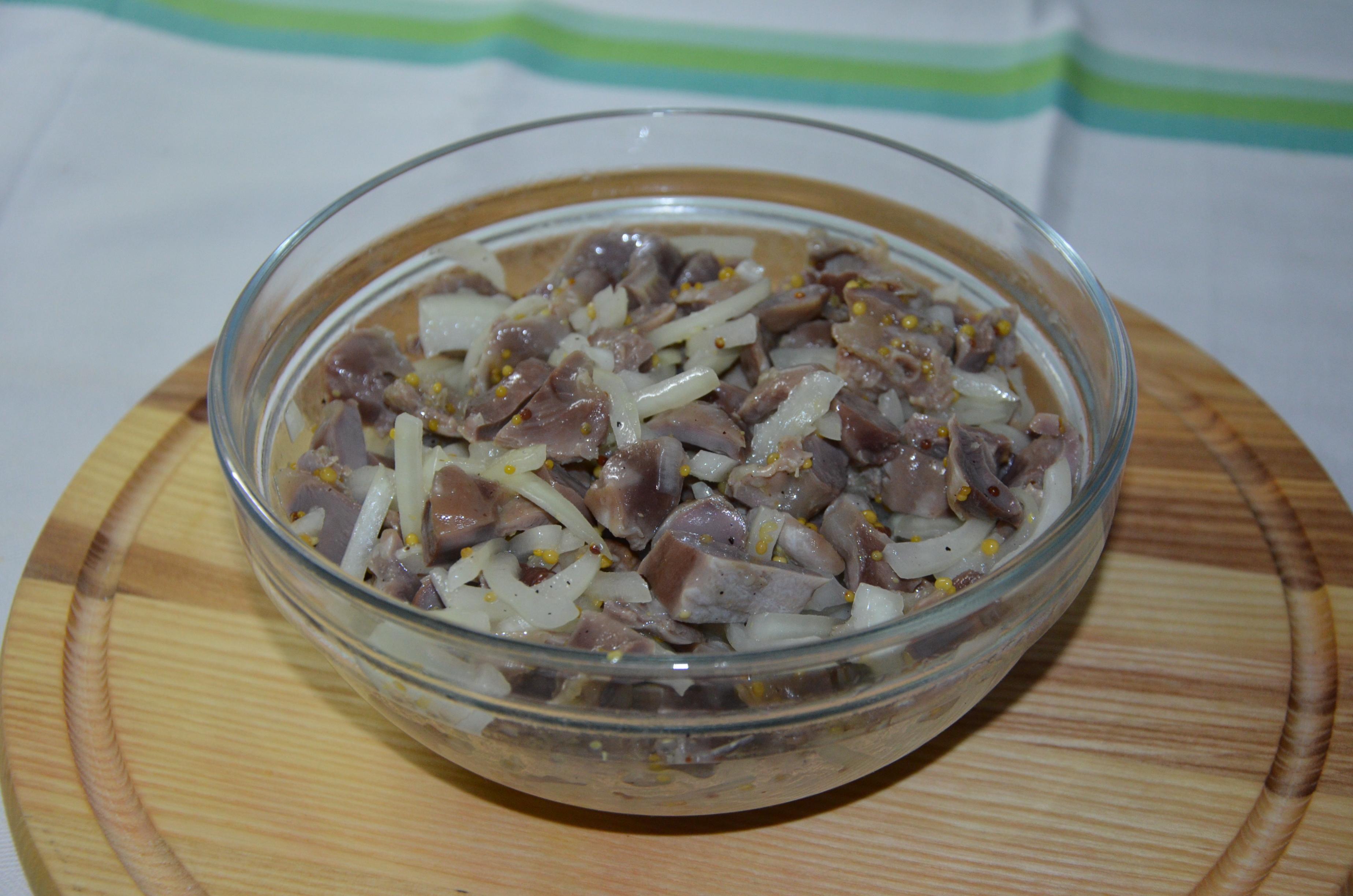 Салат з курячих шлунків і цибулі