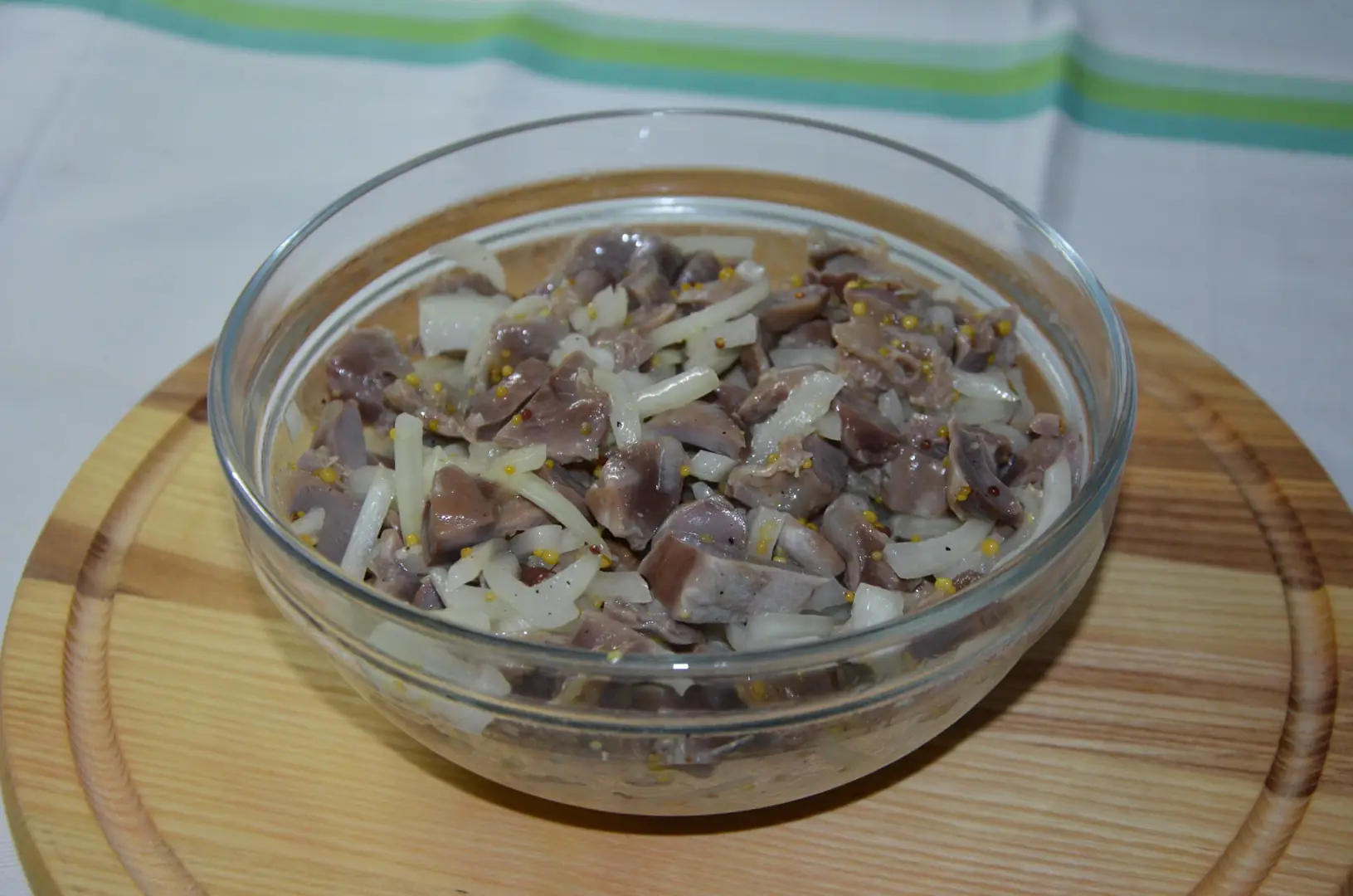 Салат з курячих шлунків і цибулі