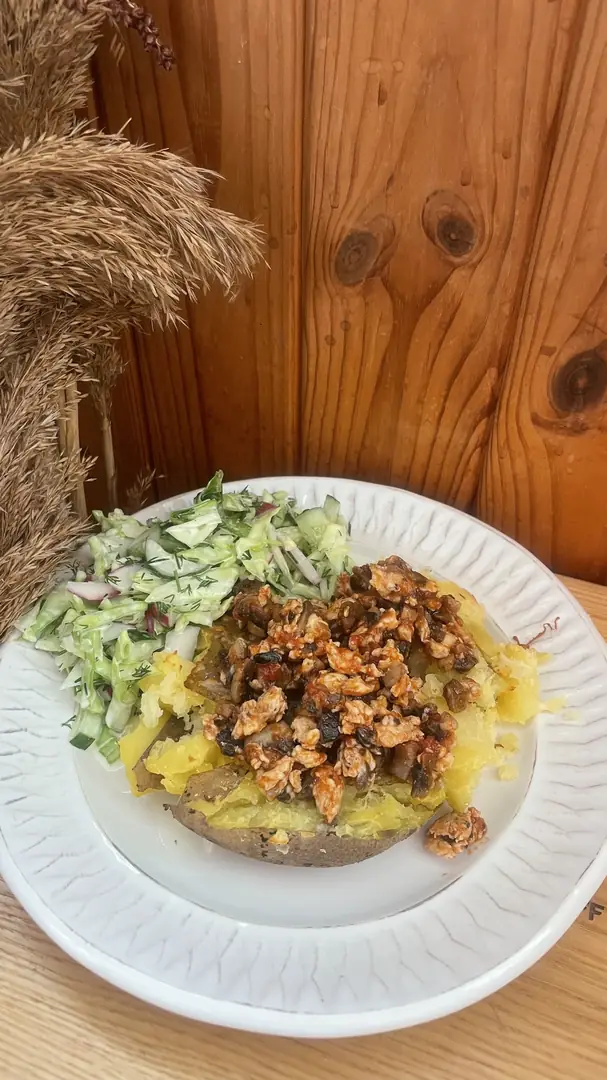 Запечена картопля з куркою та грибами