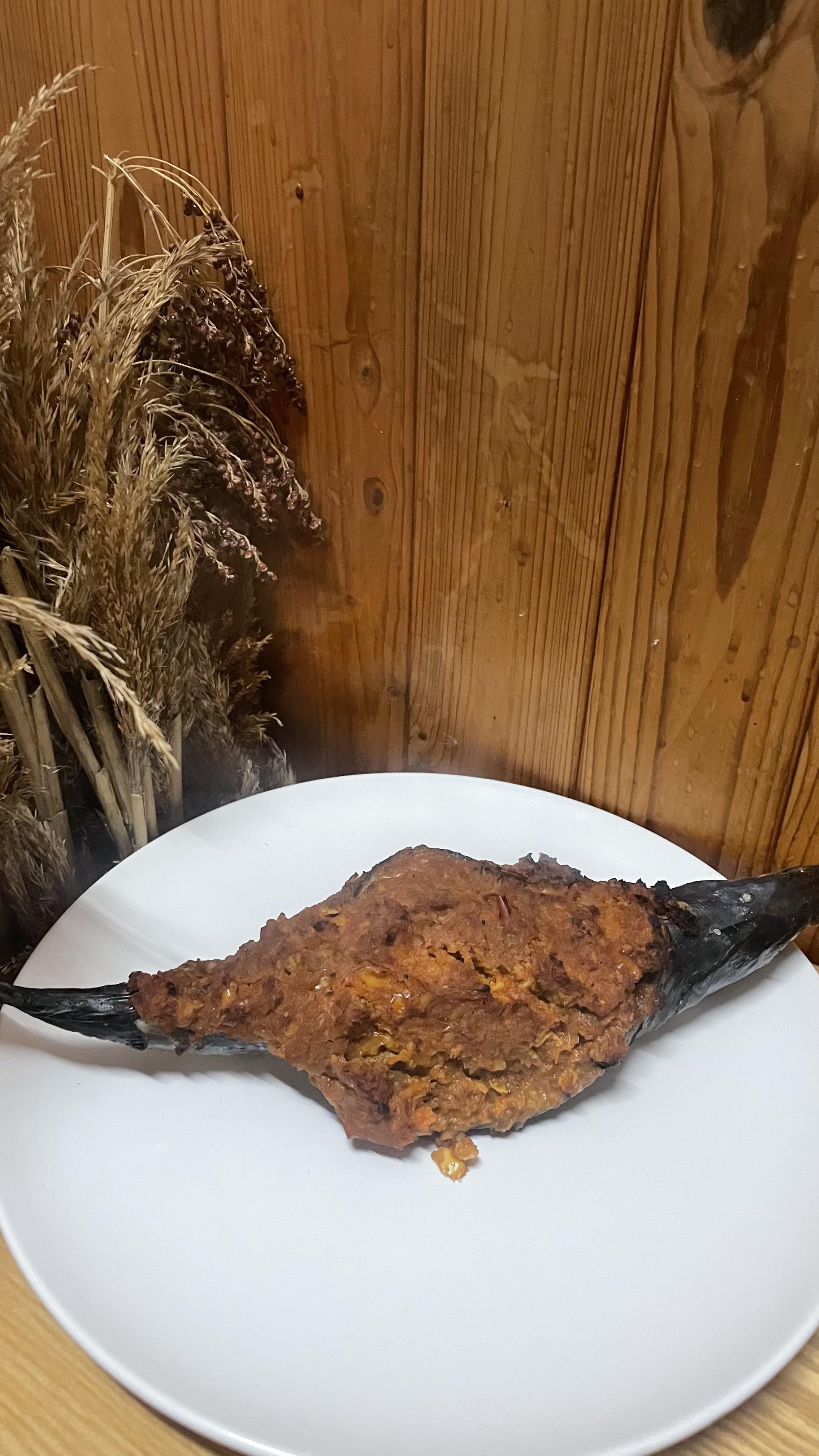 Скумбрія запечена з овочами