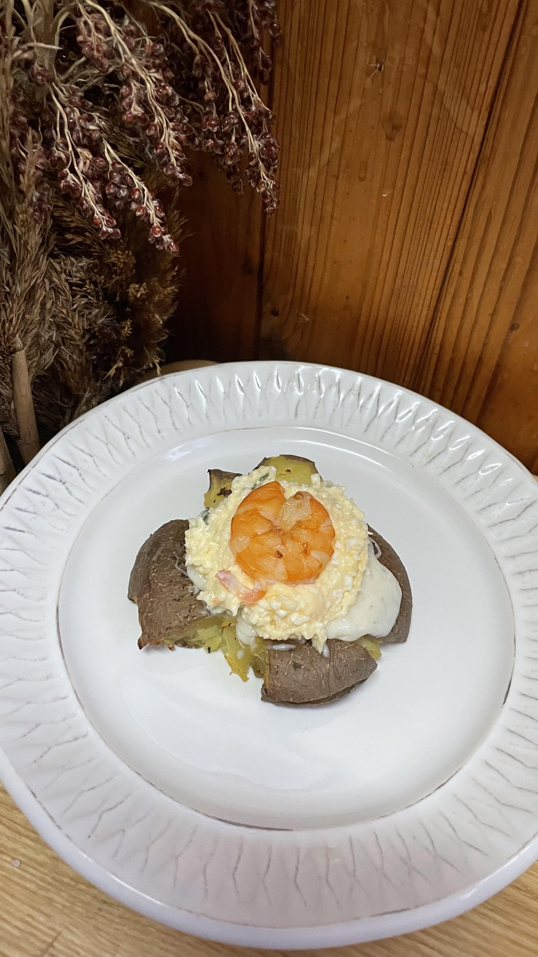 Запечена картопля з сиром та креветками