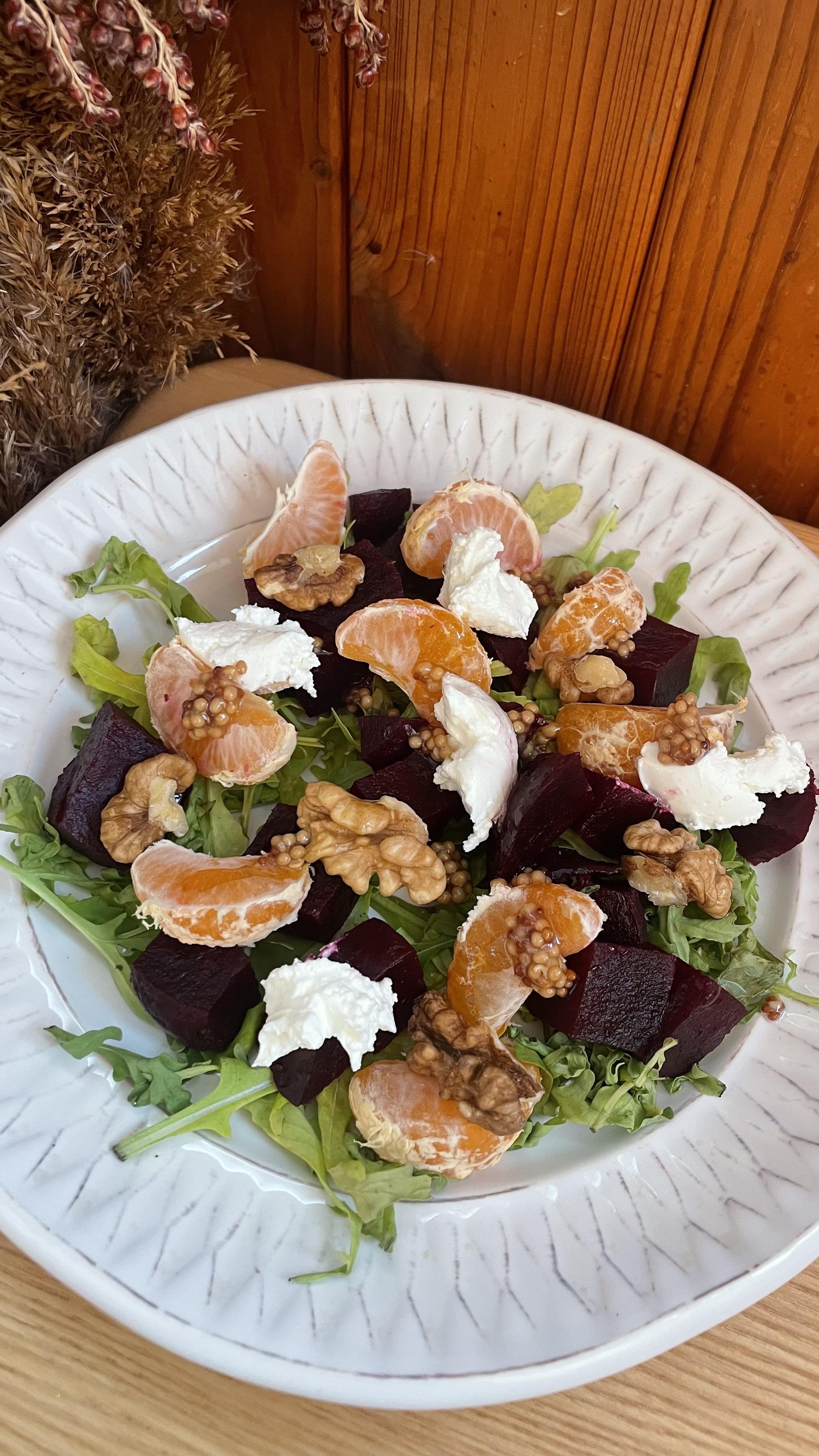 Салат із запеченим буряком, мандаринами, горіхами та м’яким сиром