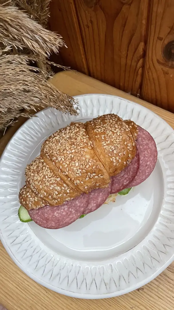 Круасан з ковбасою та капустою