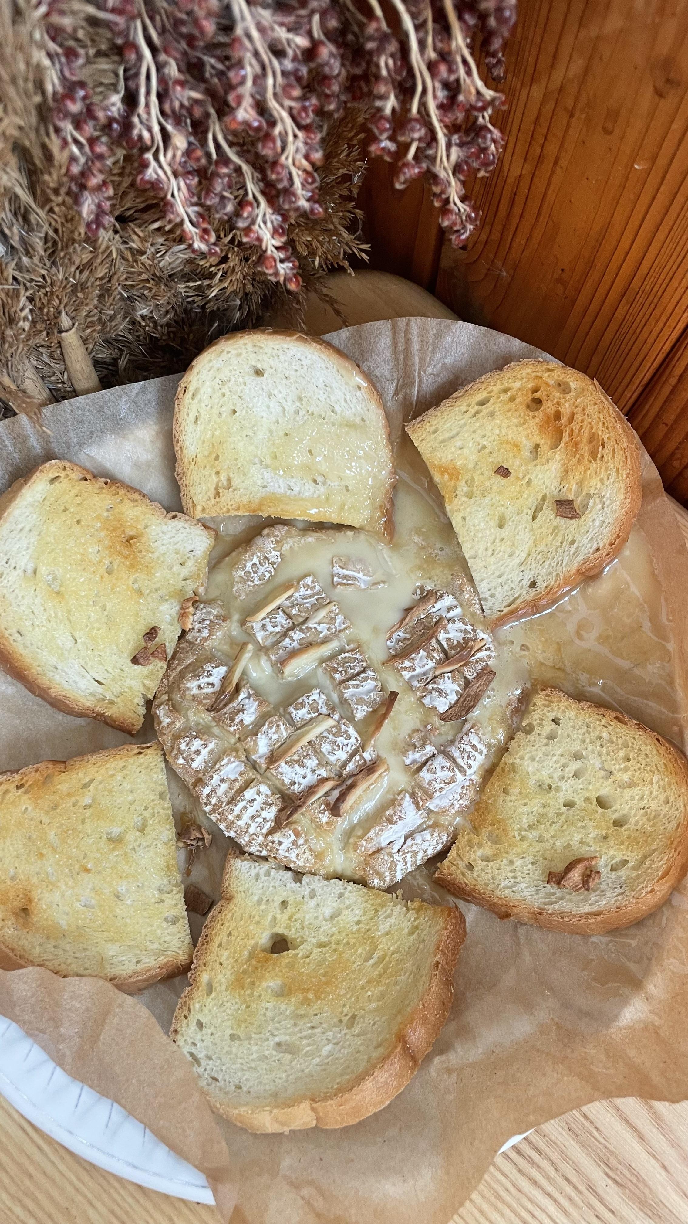 Запечений камамбер з тостами