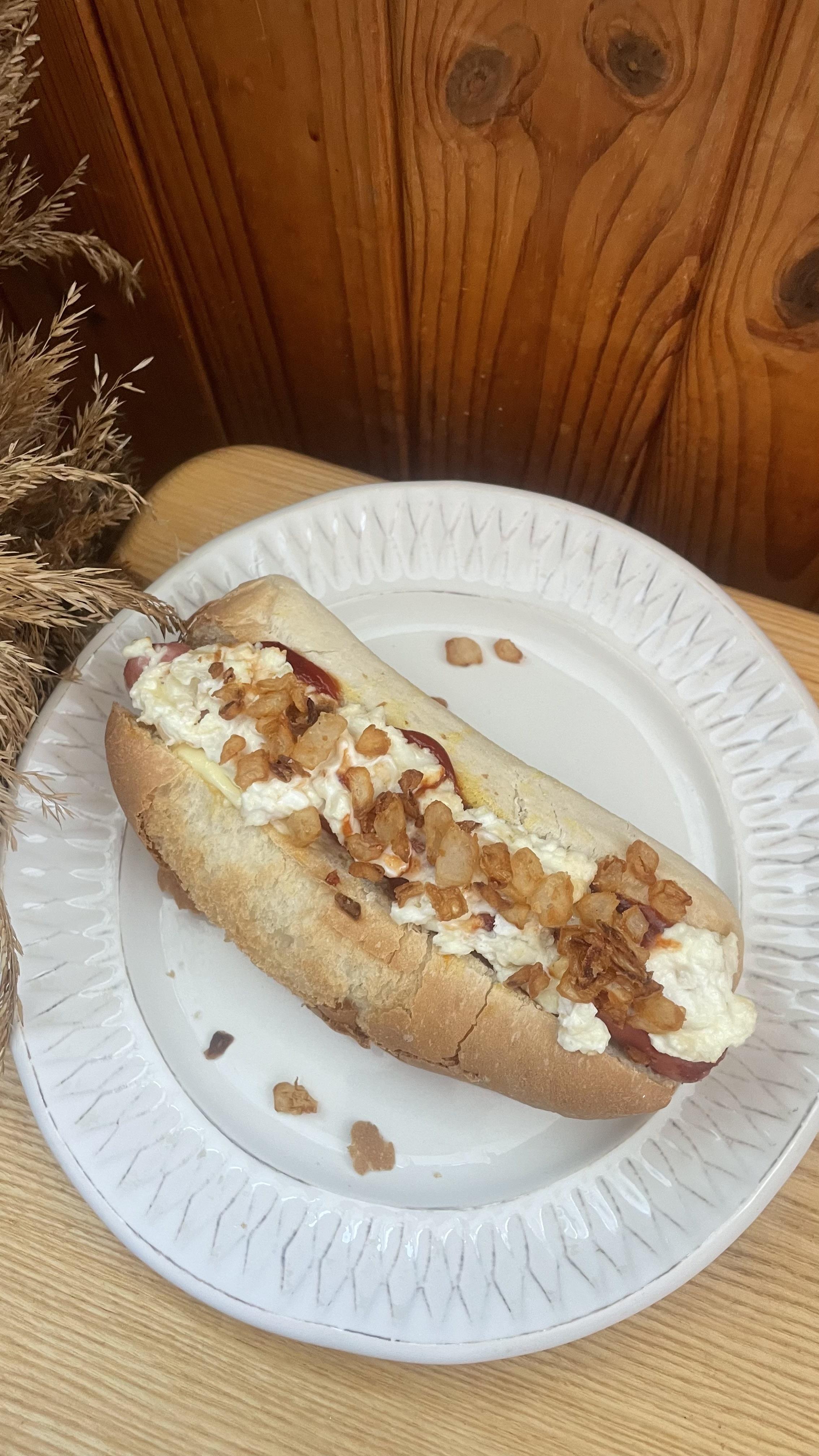 Хот дог з сирним соусом