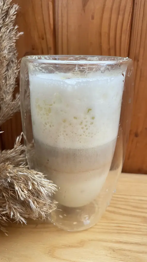 Фісташковий лате на кокосовому
