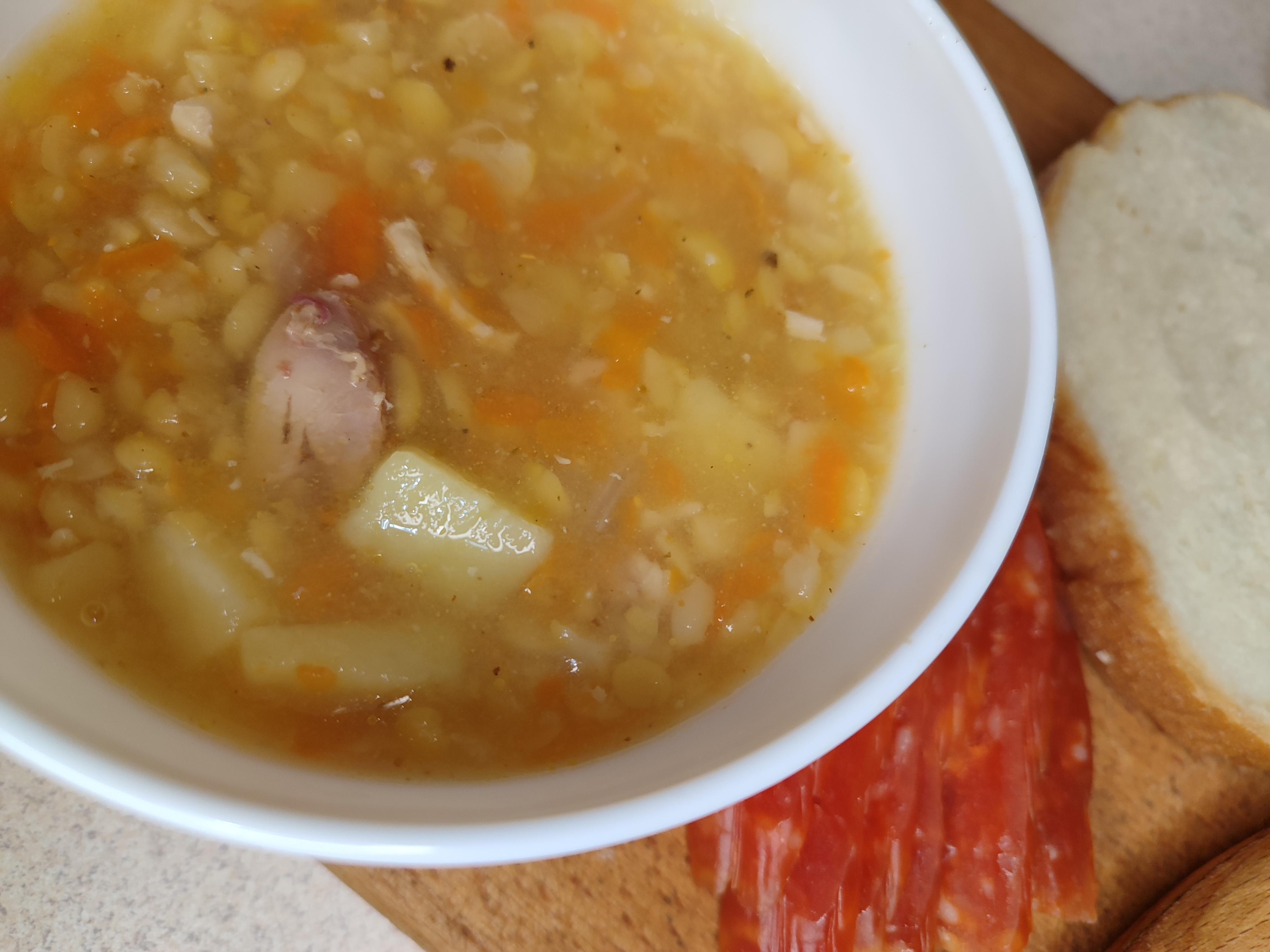 Гороховий суп з копченою куркою