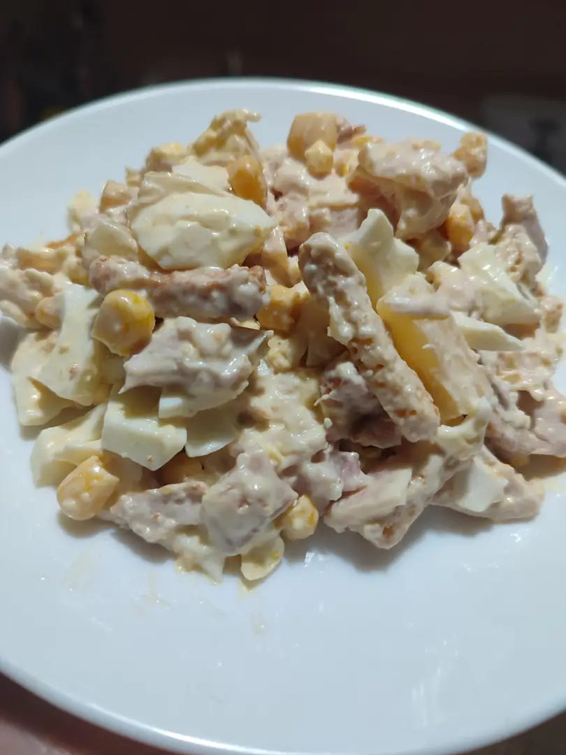 Салат з ананасами, копченою куркою та сухариками