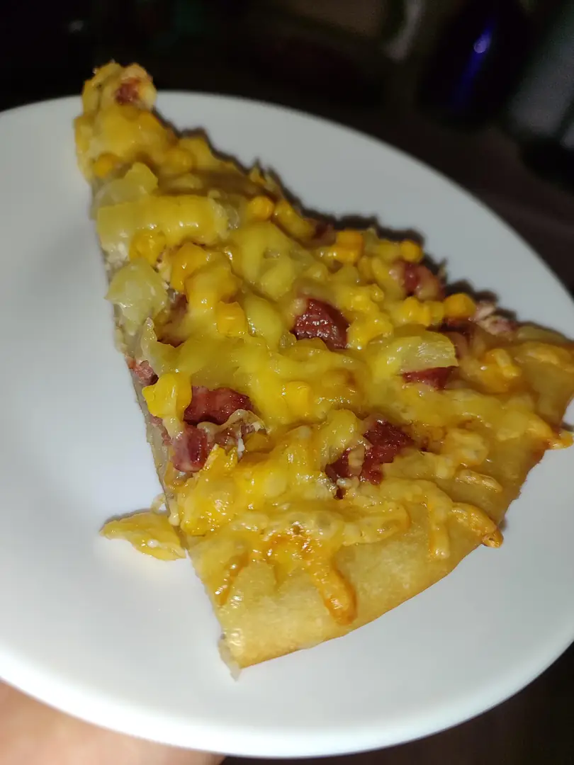 Піца з ананасами