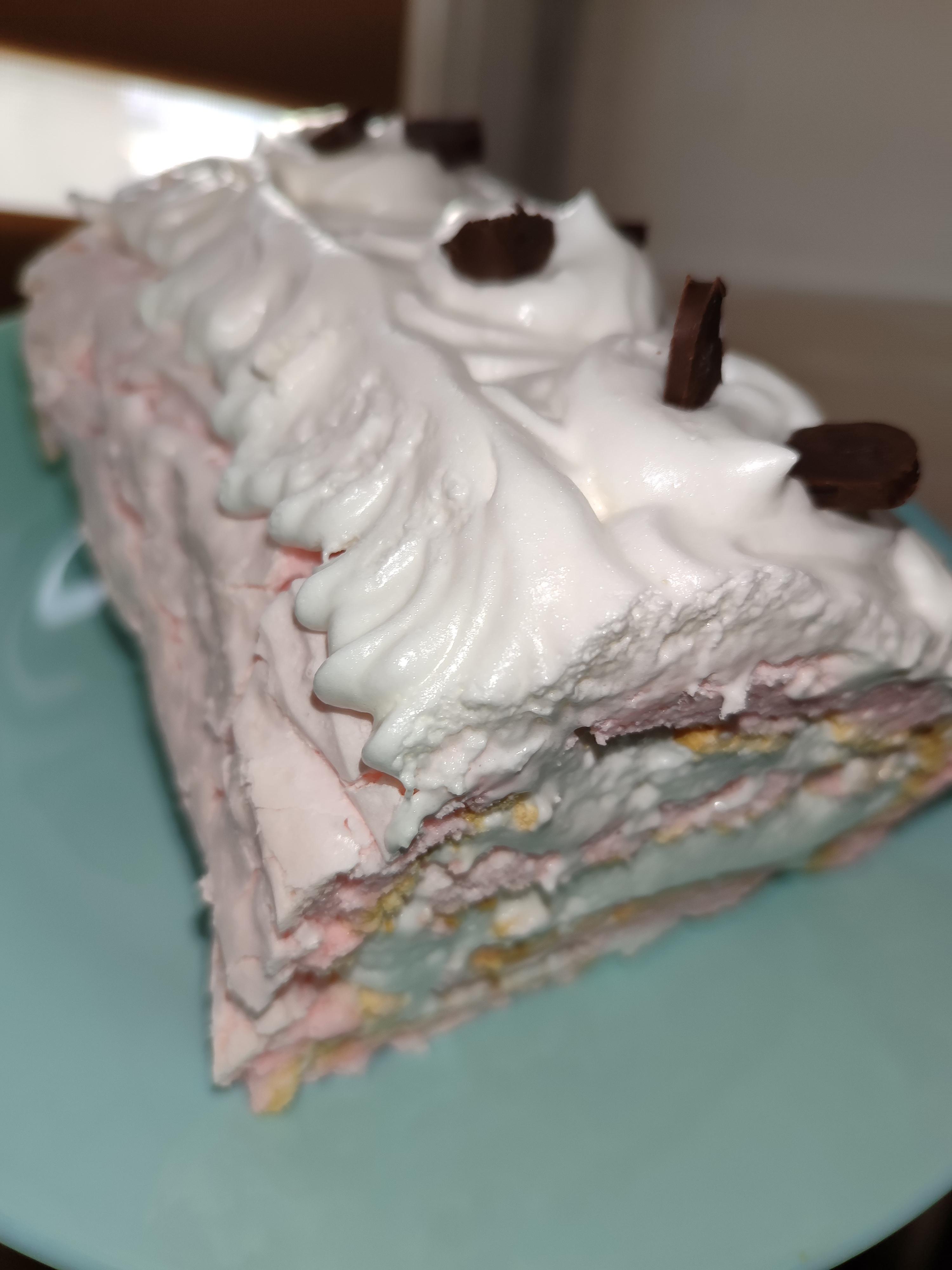 Меренговий рулет з білковим кремом