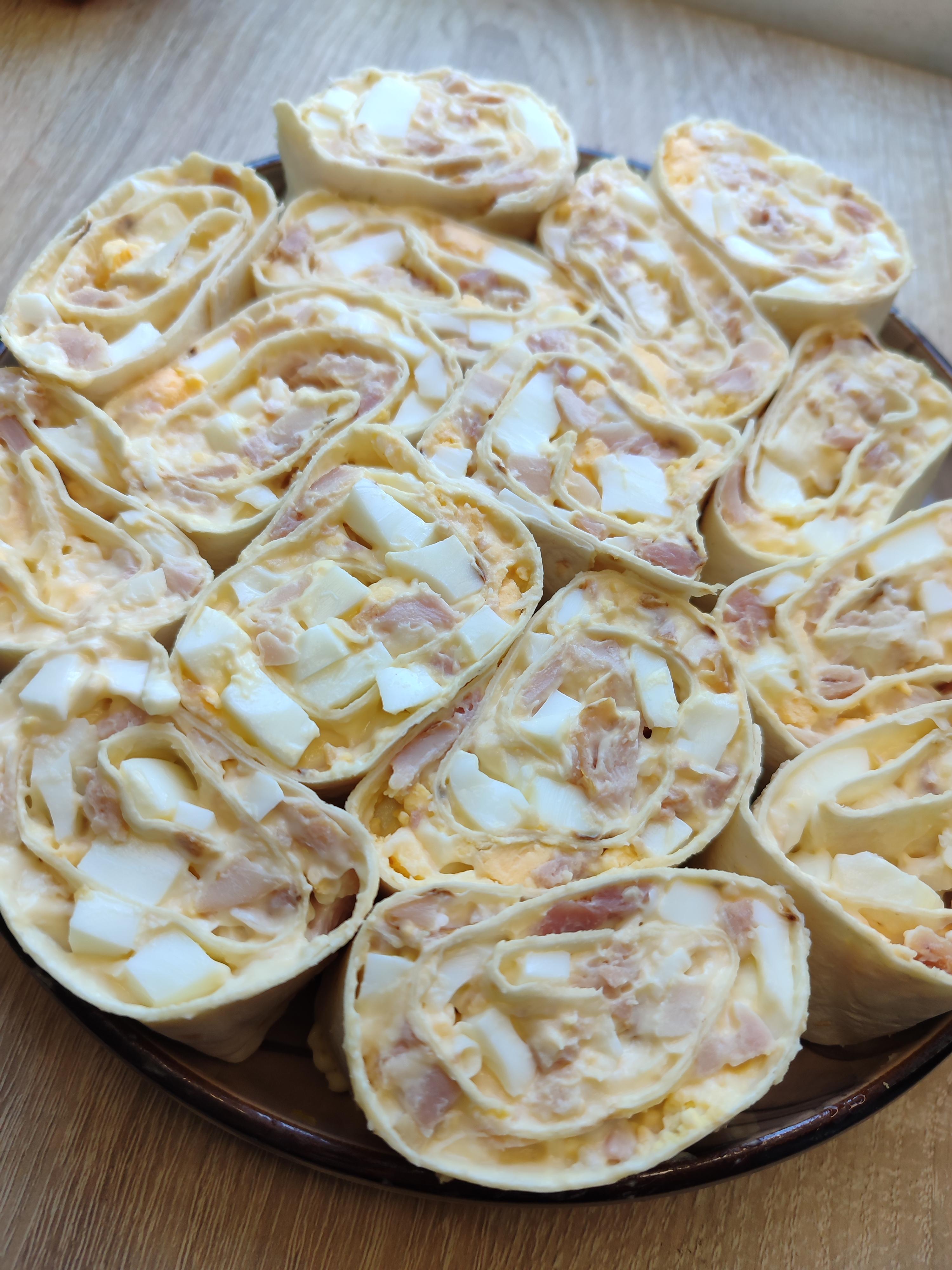 Рулет з лаваша з копченою куркою