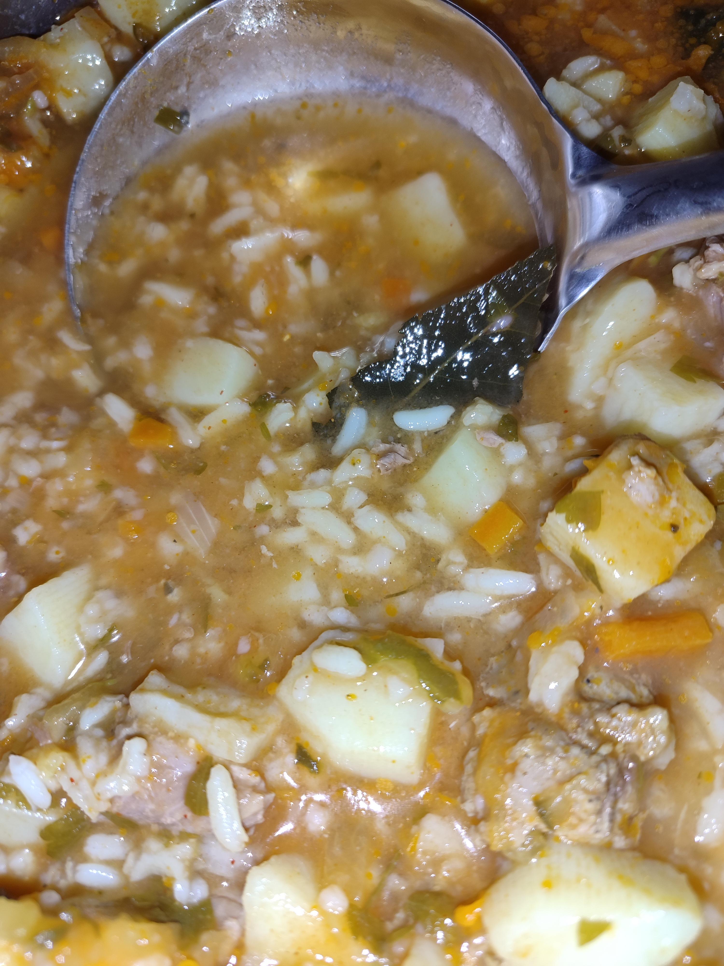 Розсольник з рисом, тушонкою та огірками