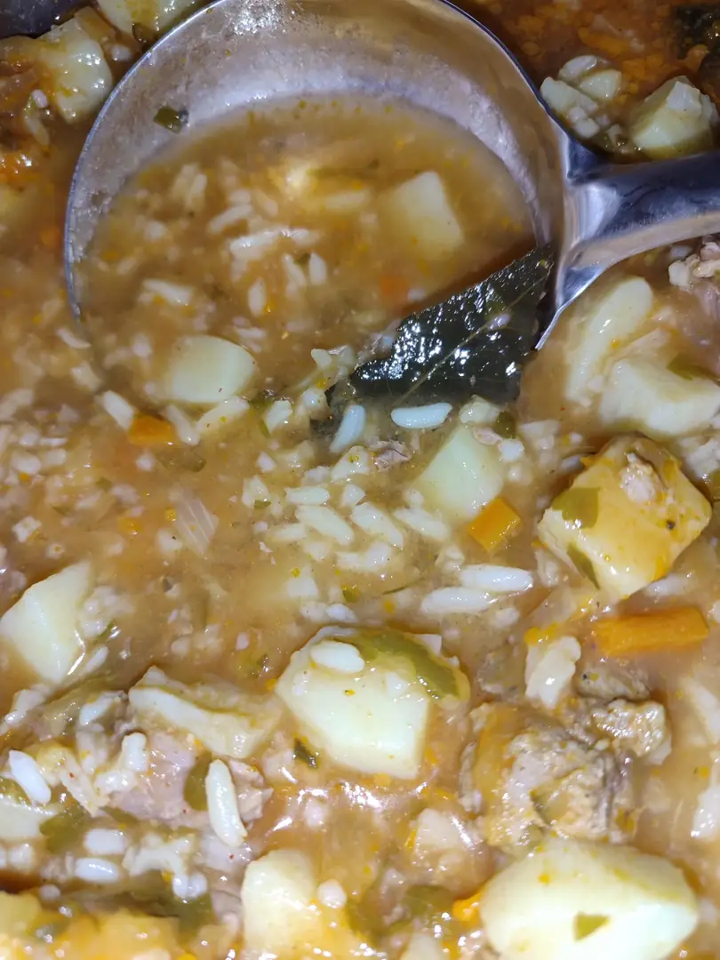 Розсольник з рисом, тушонкою та огірками
