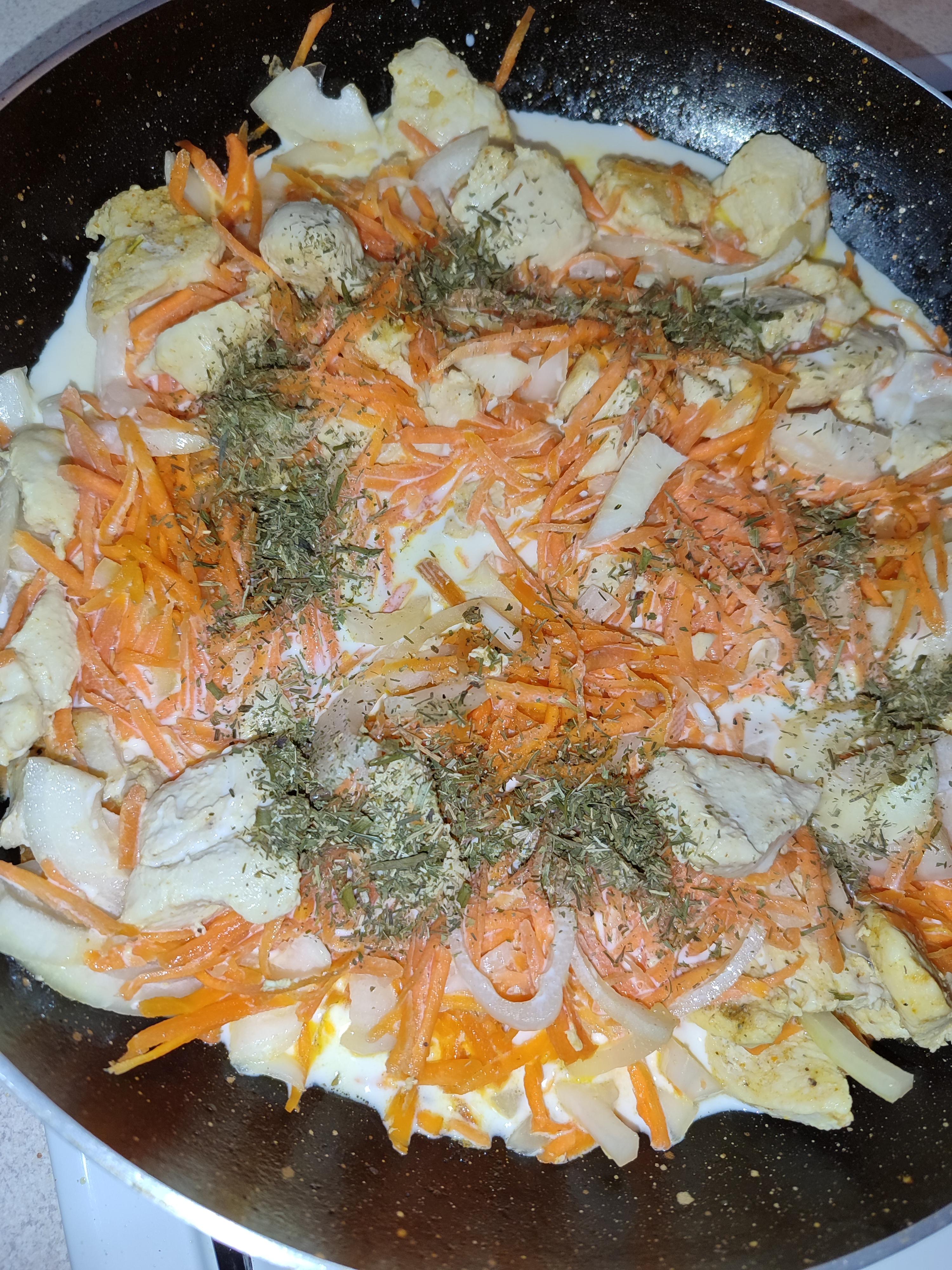 Вершкова підлива з куркою та овочами
