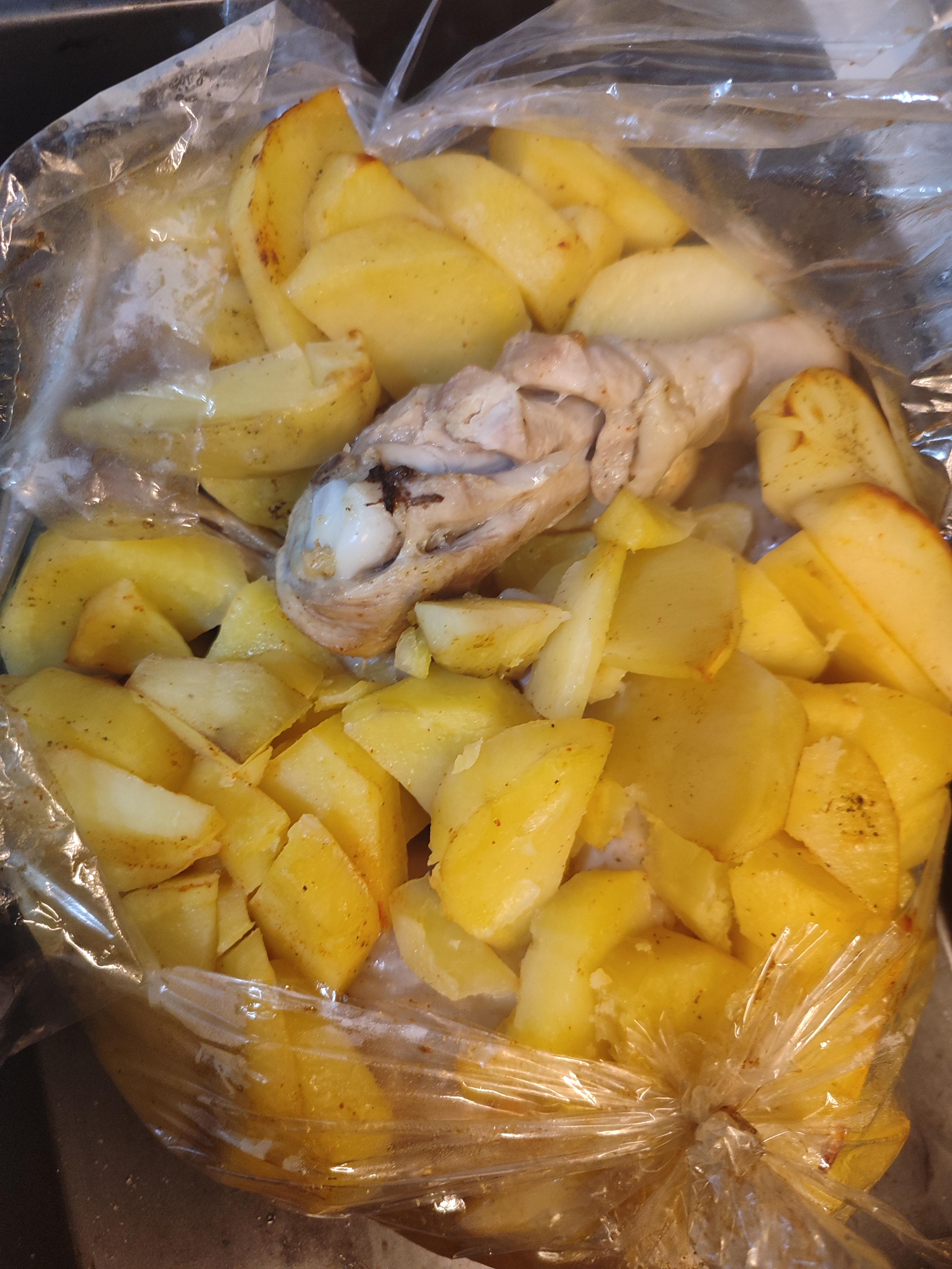 Запечена картопля з куркою в рукаві