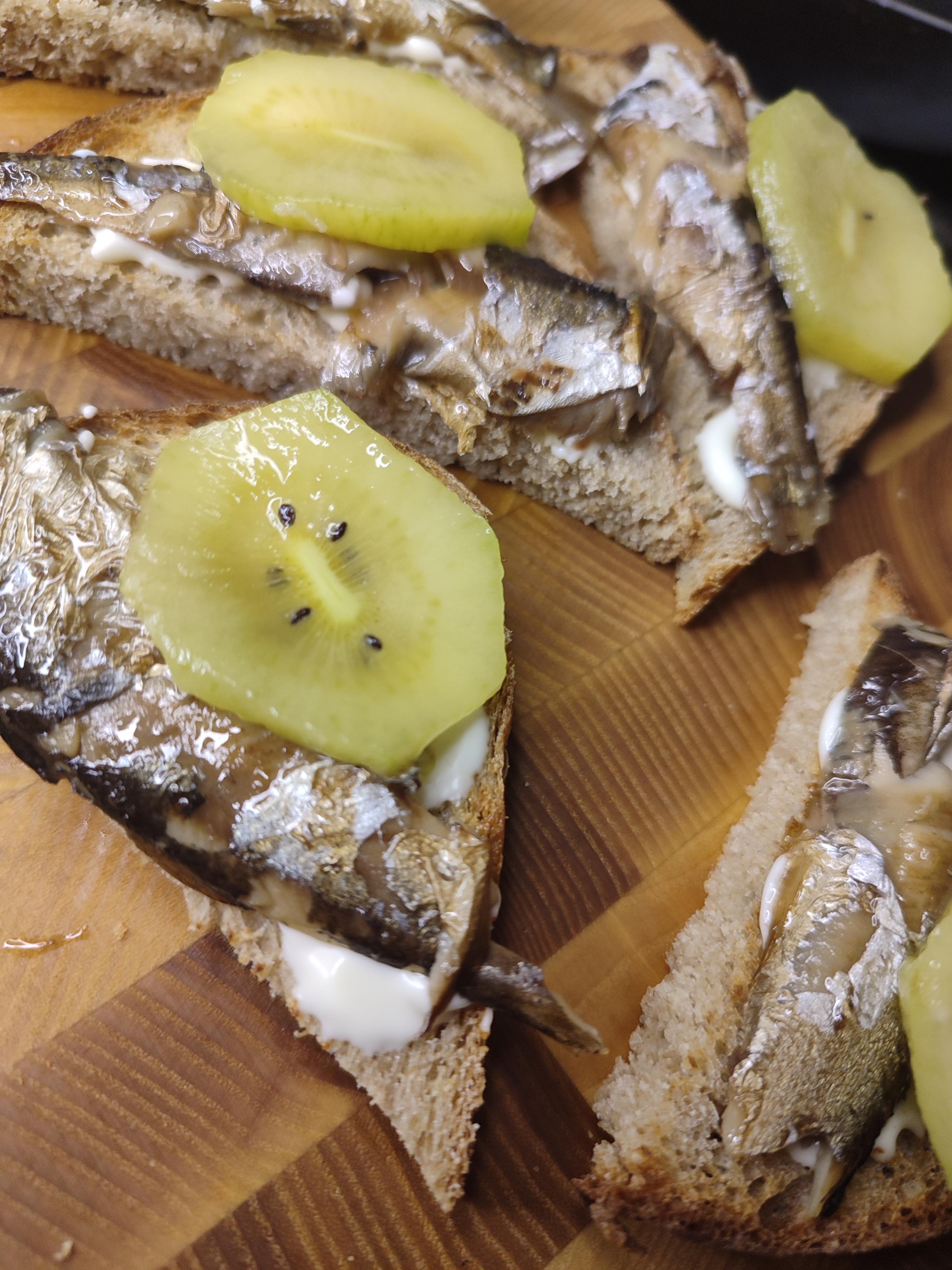 Брускети зі шпротами та ківі