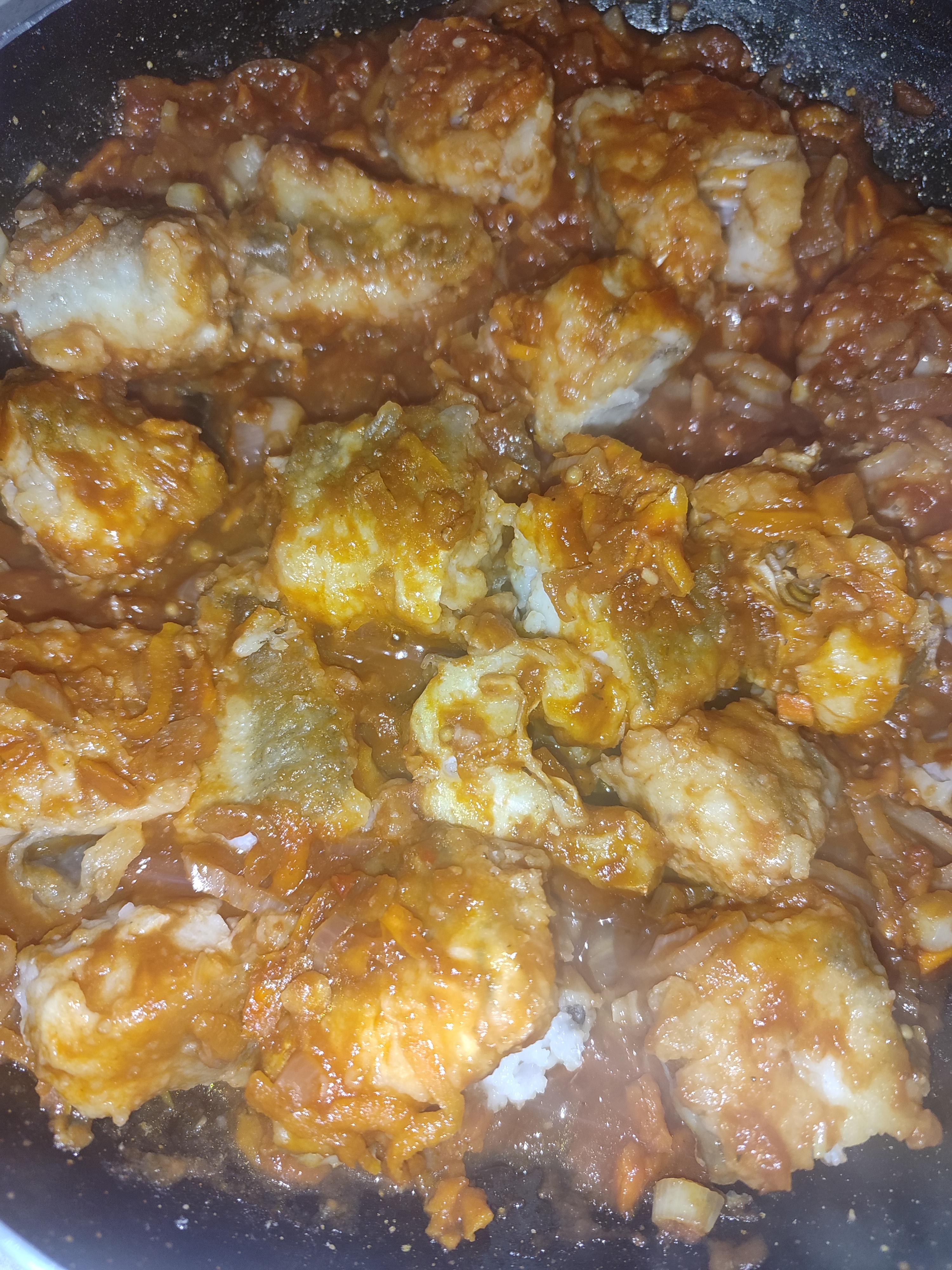 Хек тушкований в томатній пасті