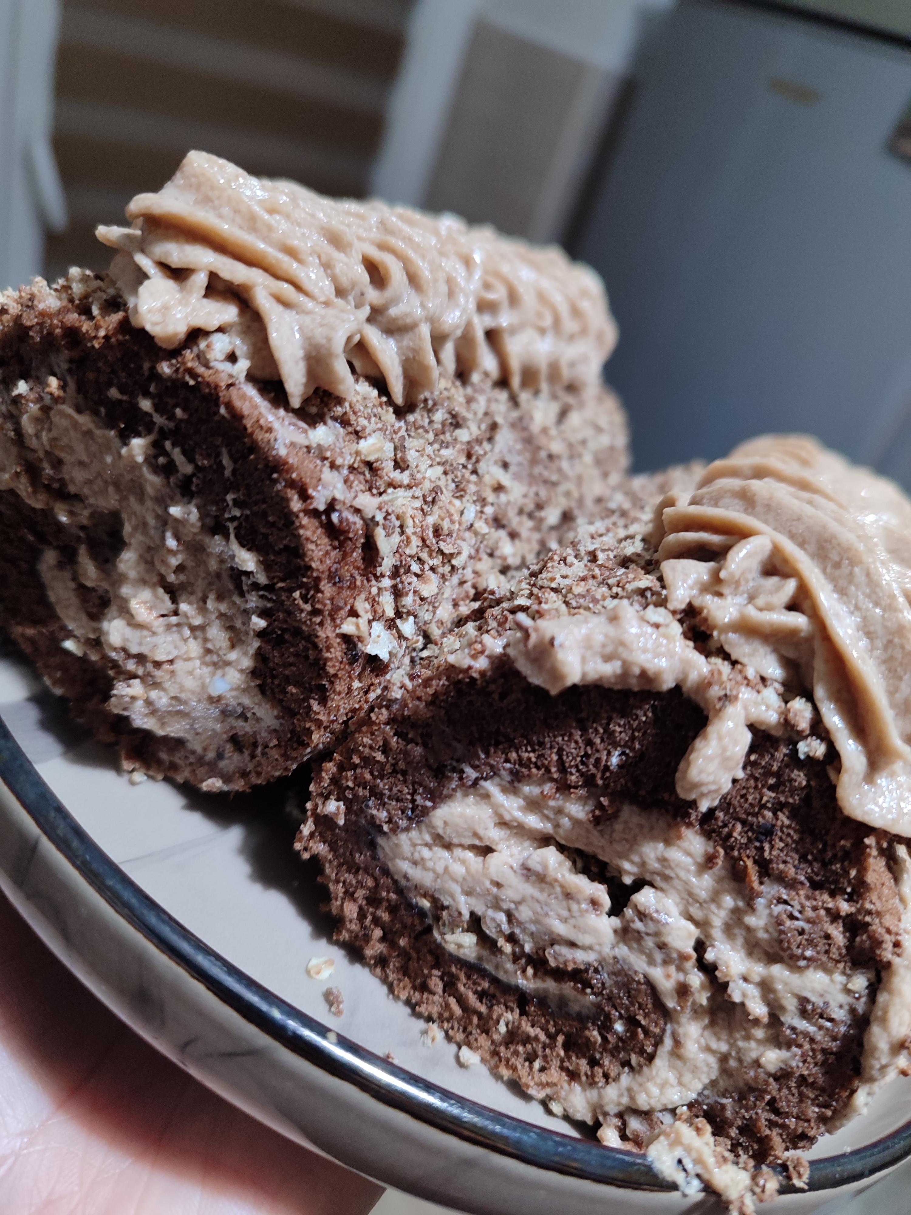 Бісквітний шоколадний рулет з кремом